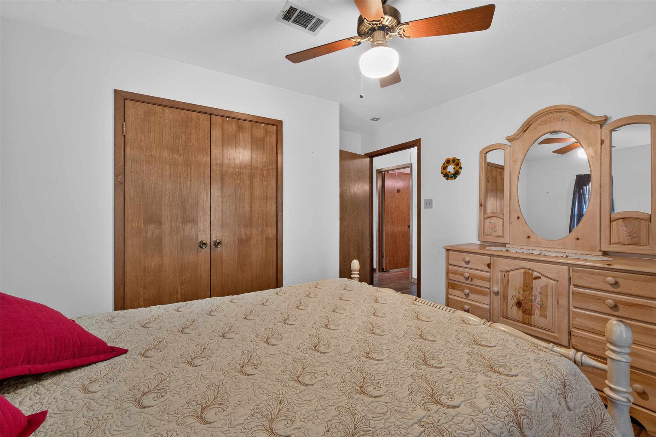 281 Lakeshore N Property Photo 12
