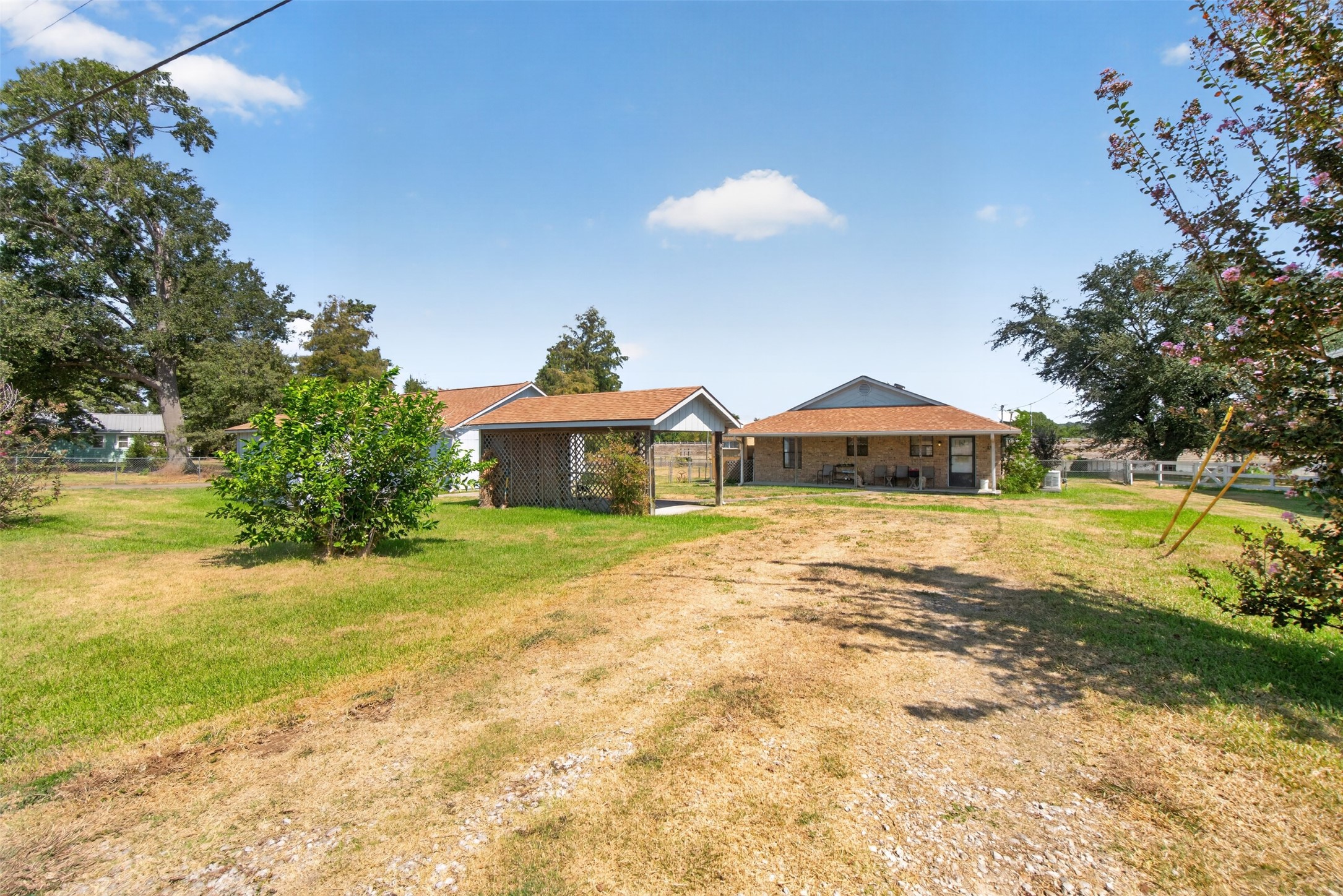 281 Lakeshore N Property Photo 24