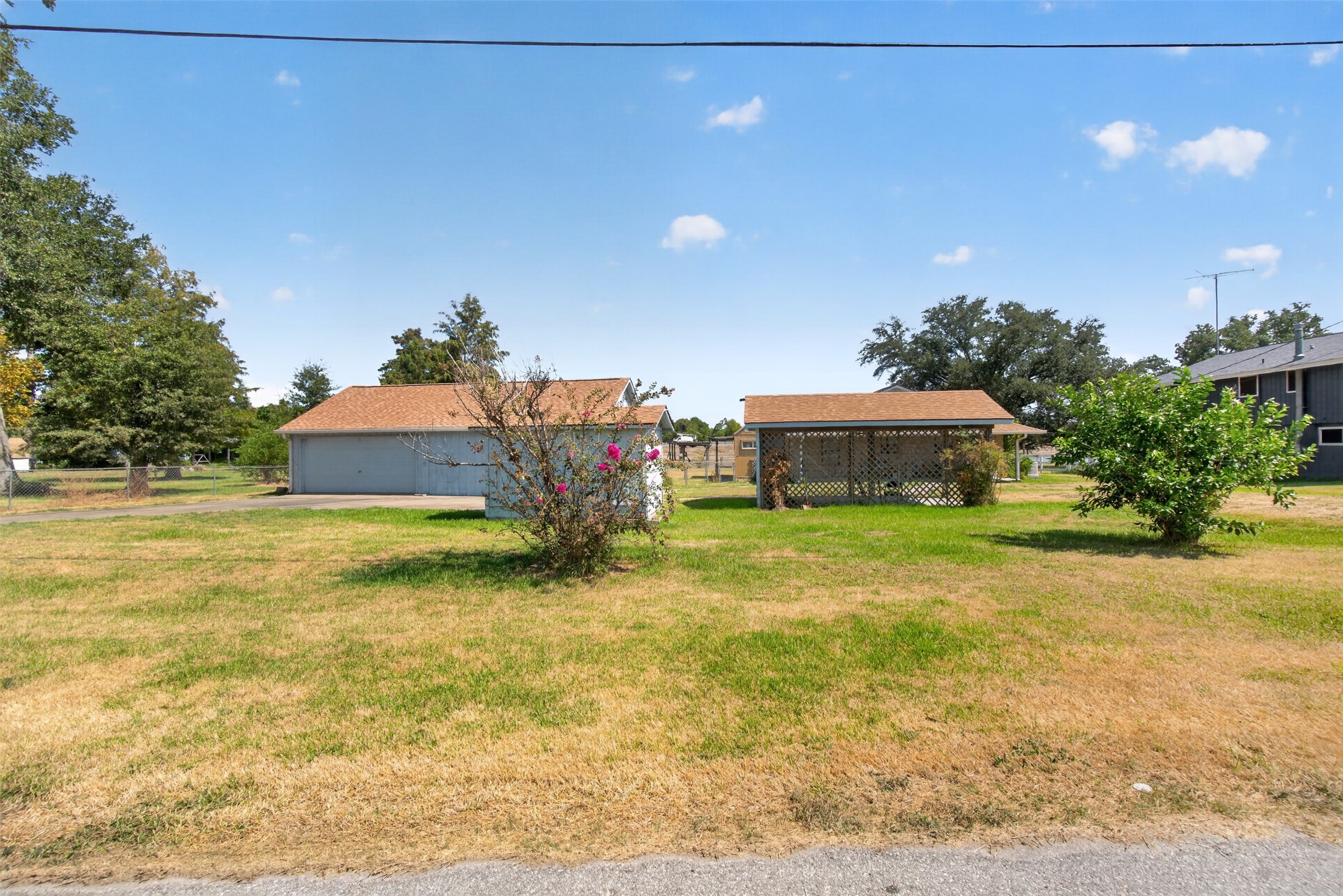 281 Lakeshore N Property Photo 25