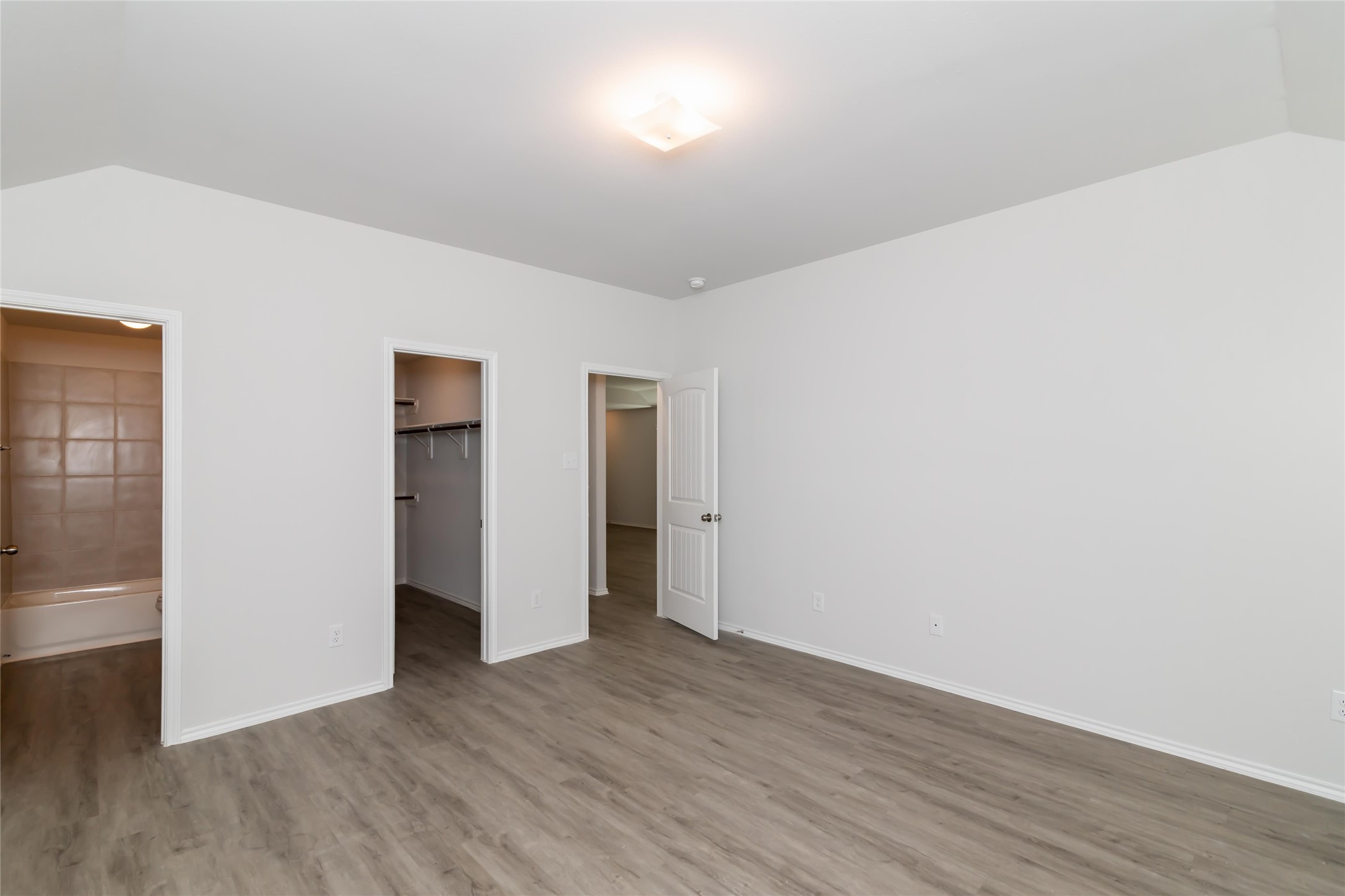 8639 Middleton Oaks Circle Property Photo 6