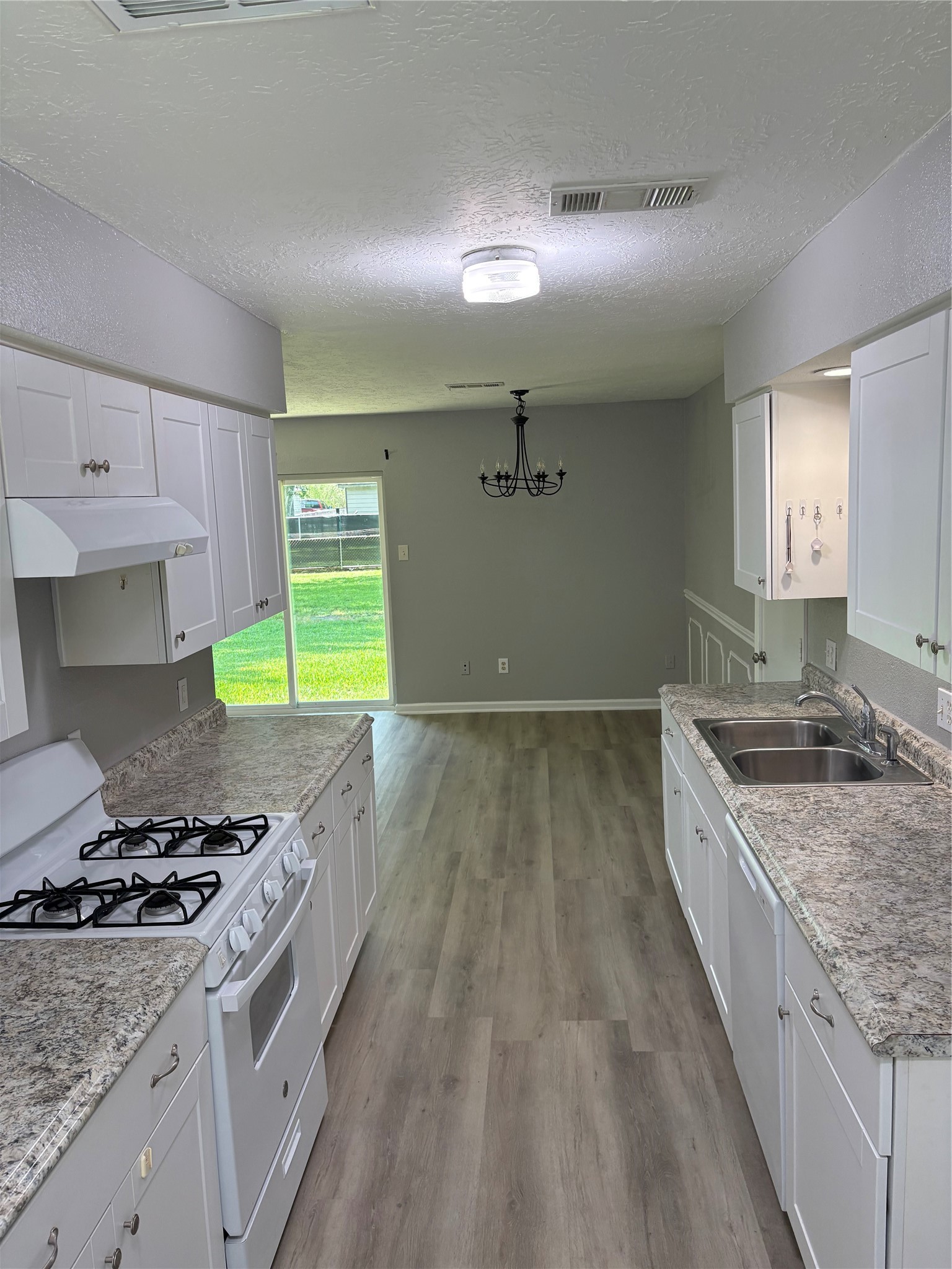 226 E Dumble Street Property Photo 2
