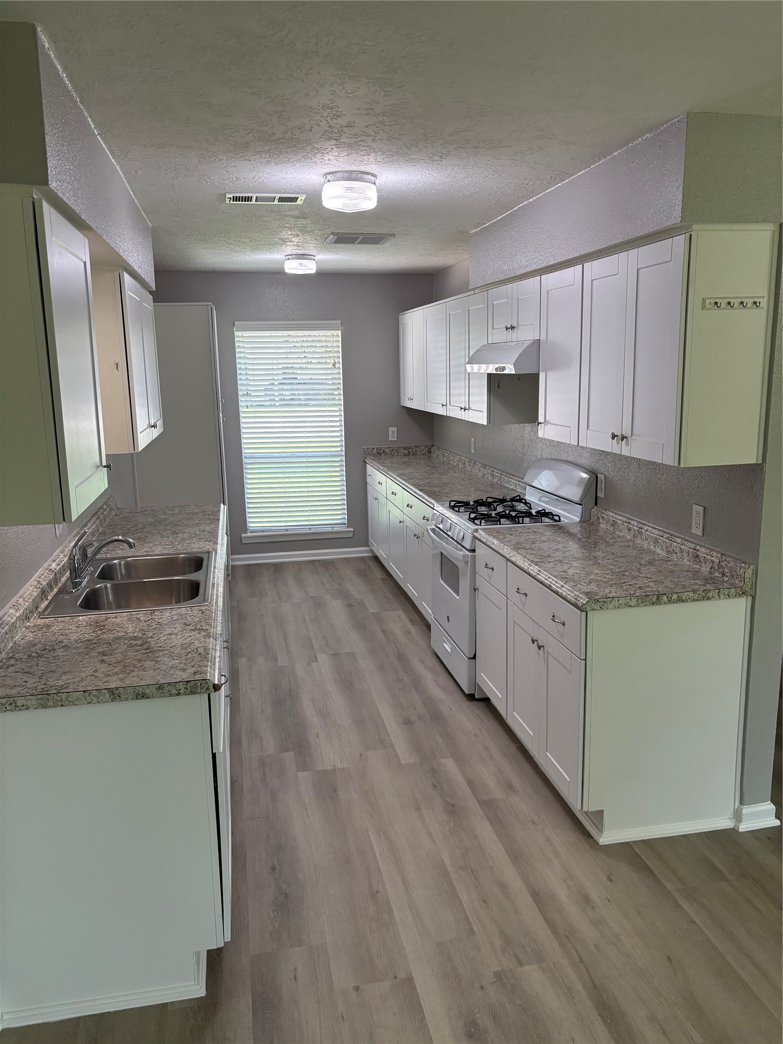 226 E Dumble Street Property Photo 3