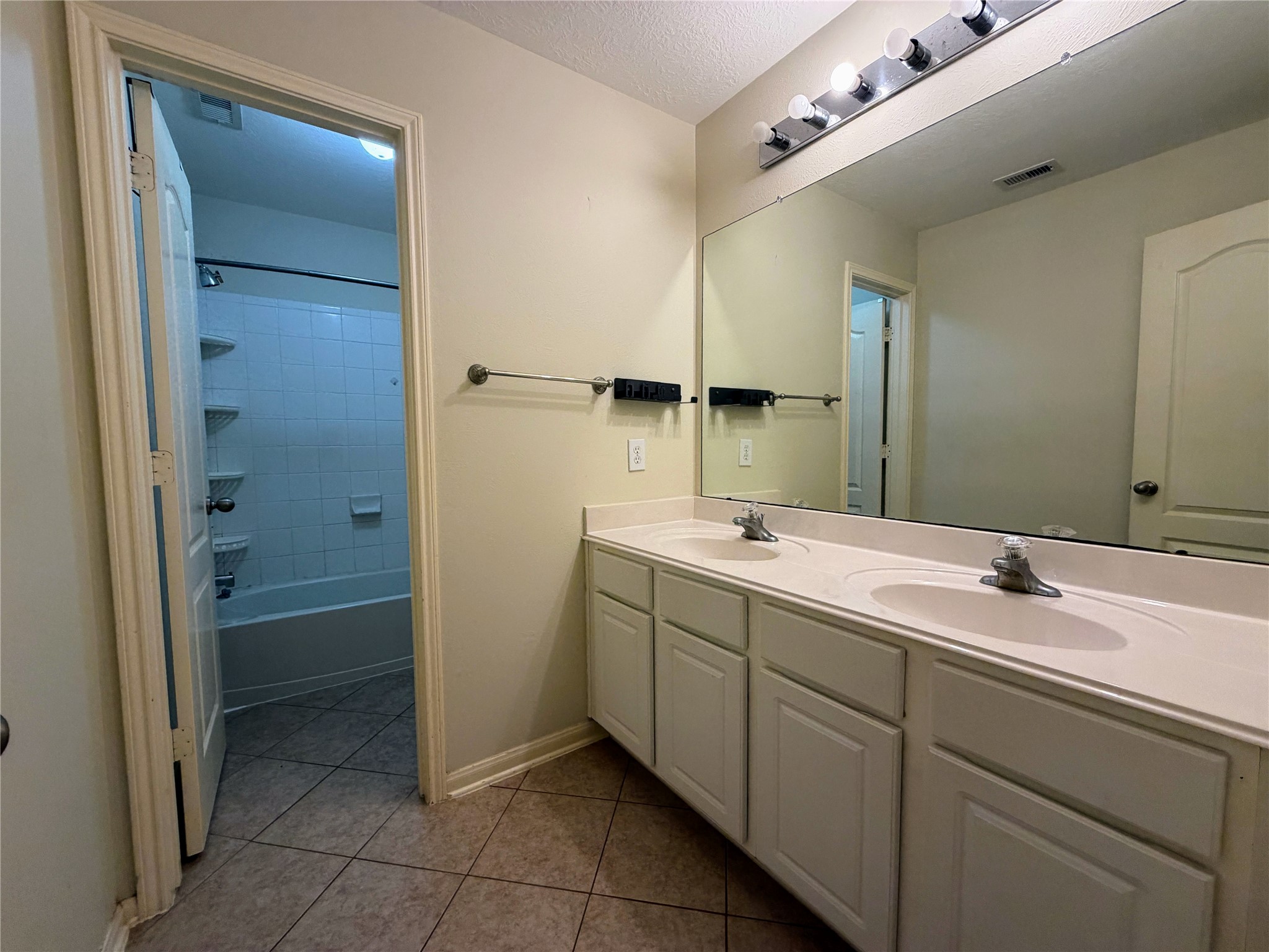 2819 Town Gate Court Property Photo 25
