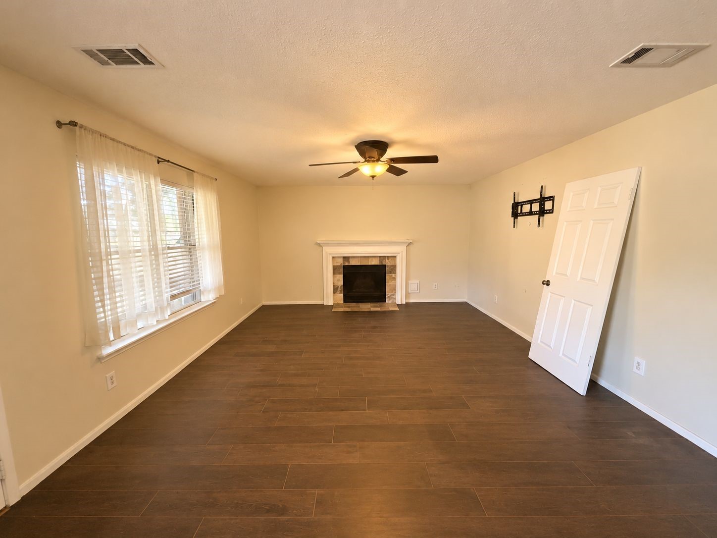 830 Sierra Lake Drive Property Photo 4