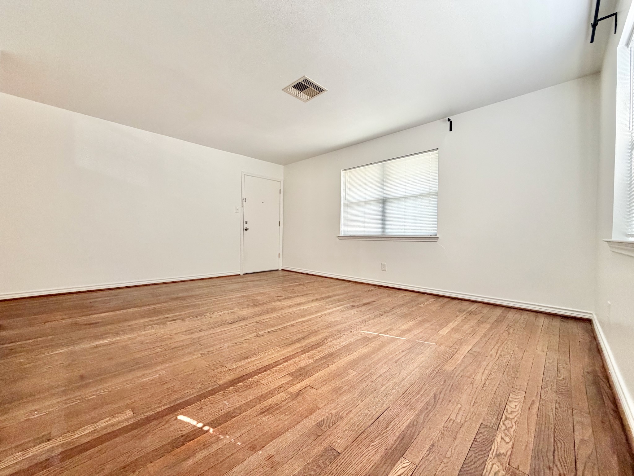2126 Banks Street 2 Property Photo 14