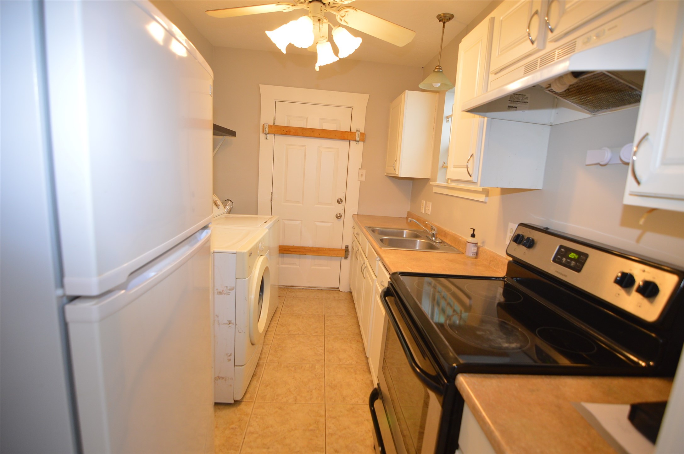 2712 Holman Street B Property Photo 4