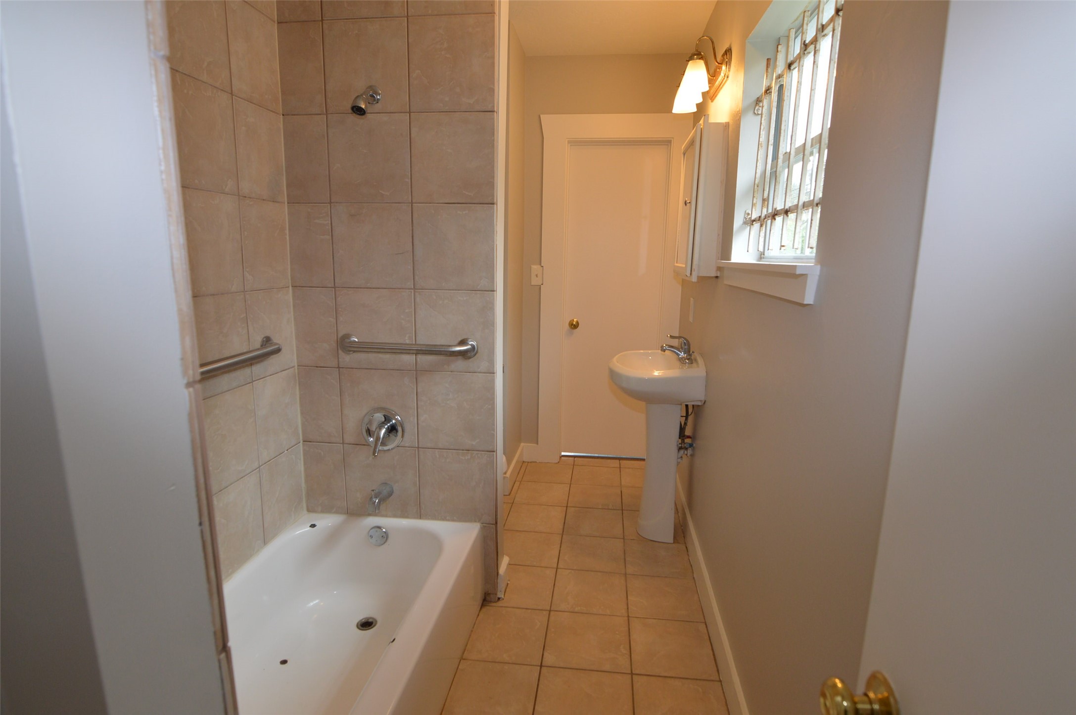 2712 Holman Street B Property Photo 6