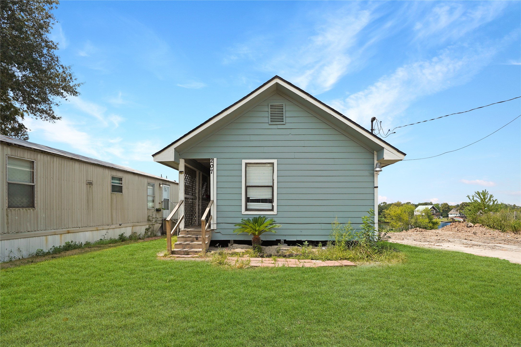207 Riverside Street Property Photo 9