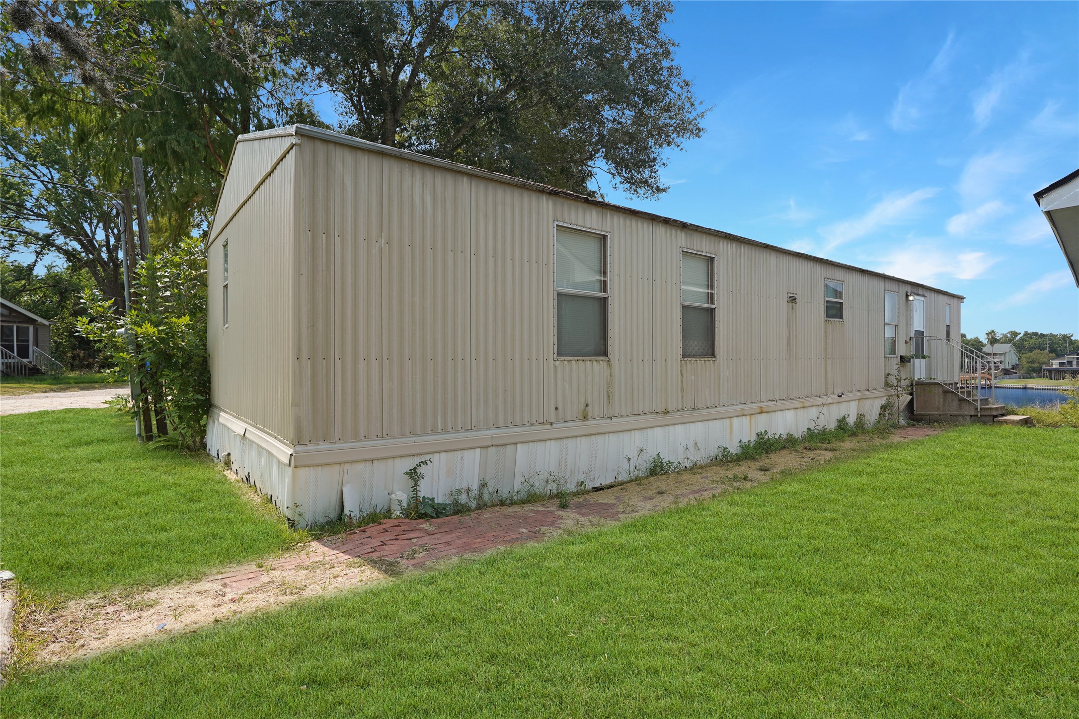207 Riverside Street Property Photo 10