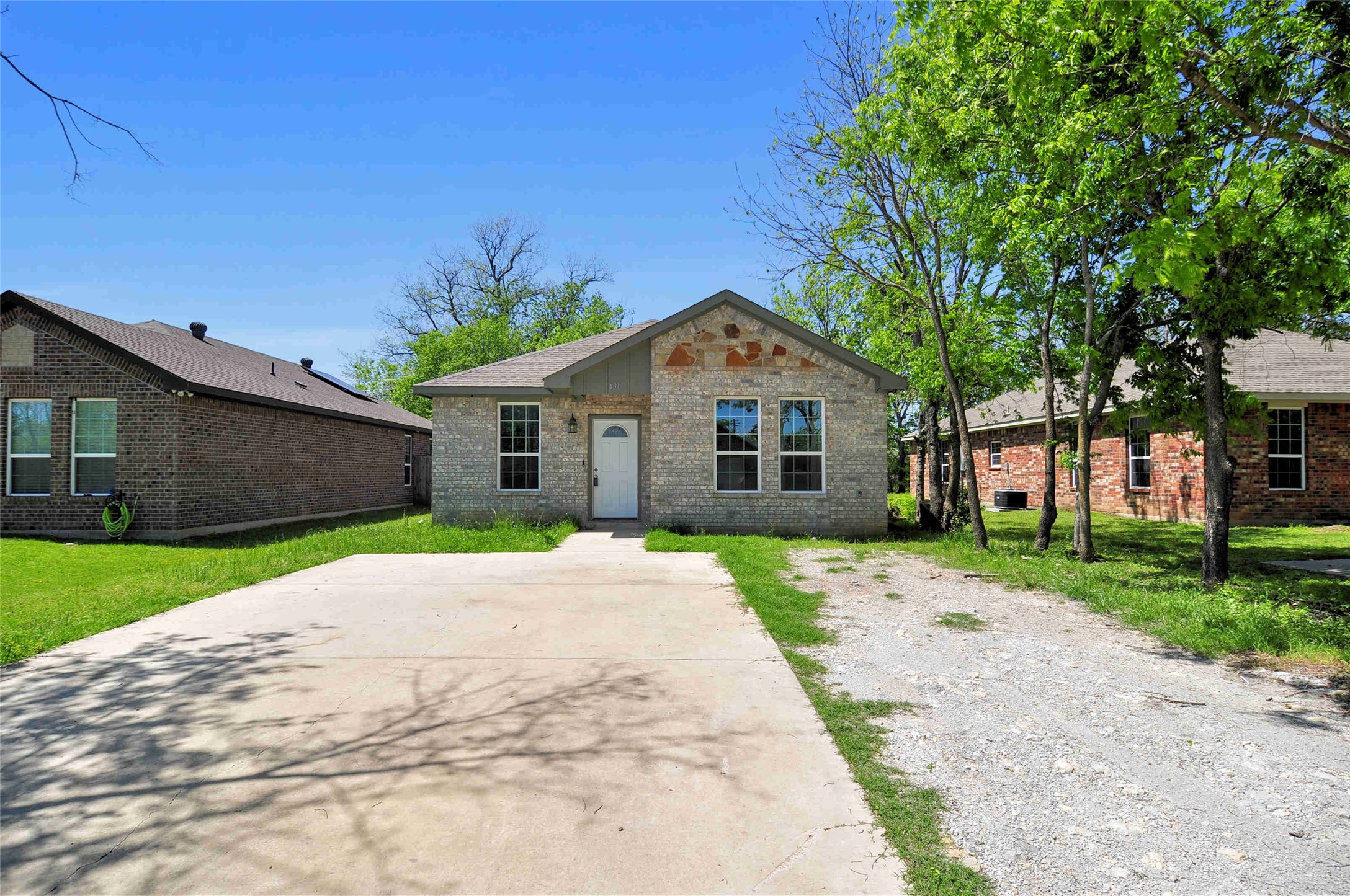 431 Sabine Avenue Property Photo 1