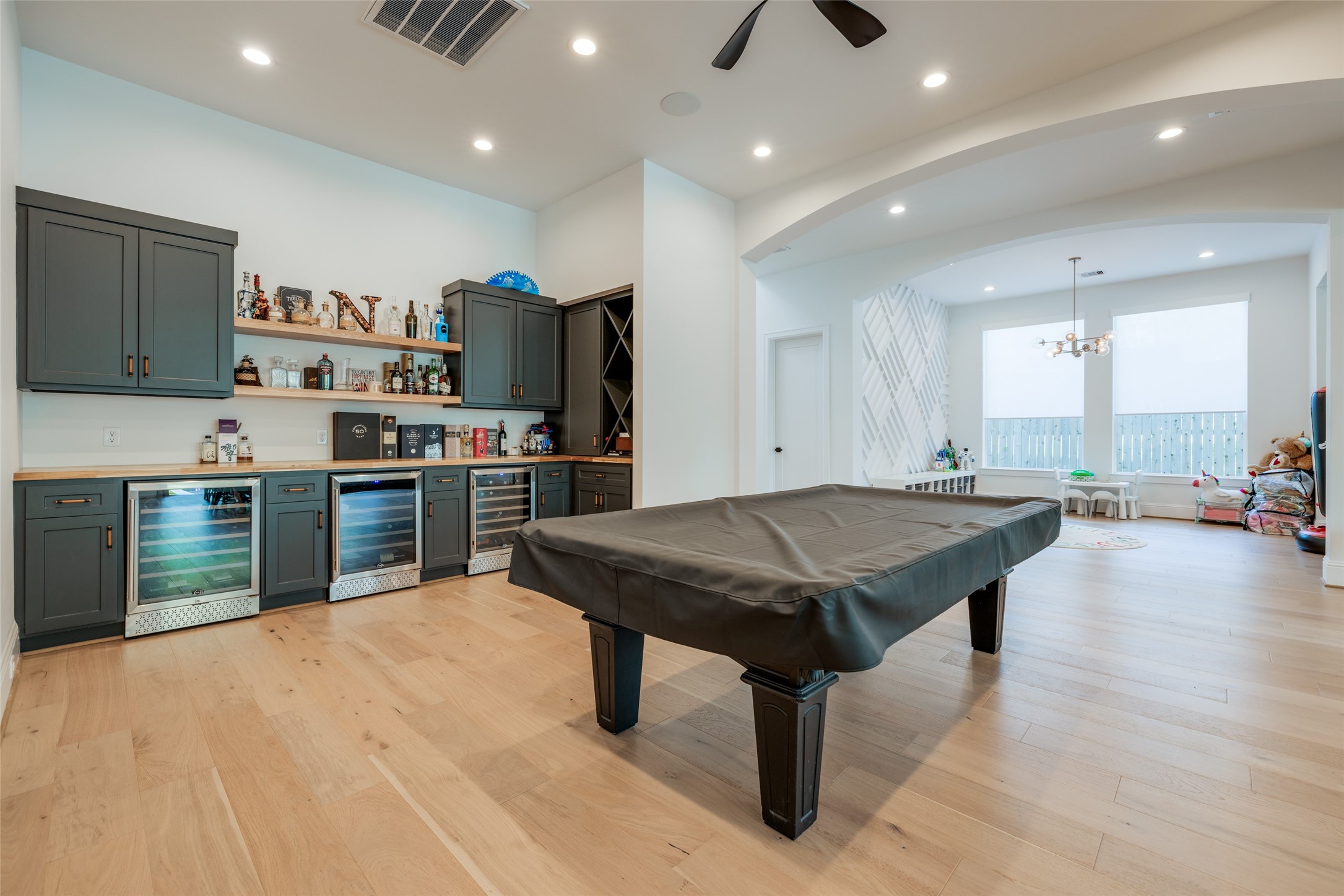 907 W 43rd Street Property Photo 15