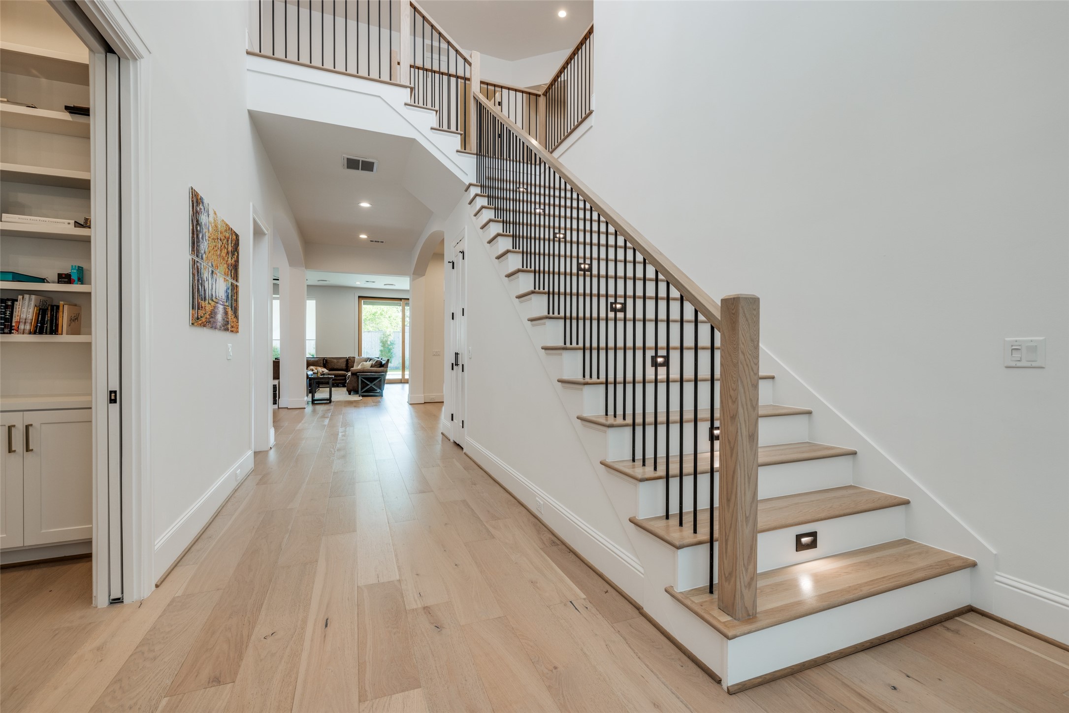 907 W 43rd Street Property Photo 16