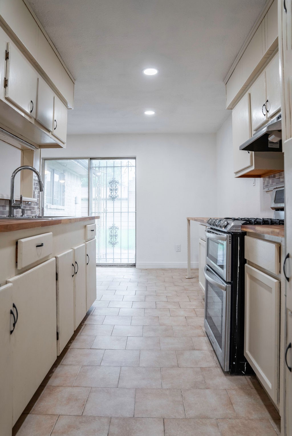12130 Glenhollow Drive Property Photo 4