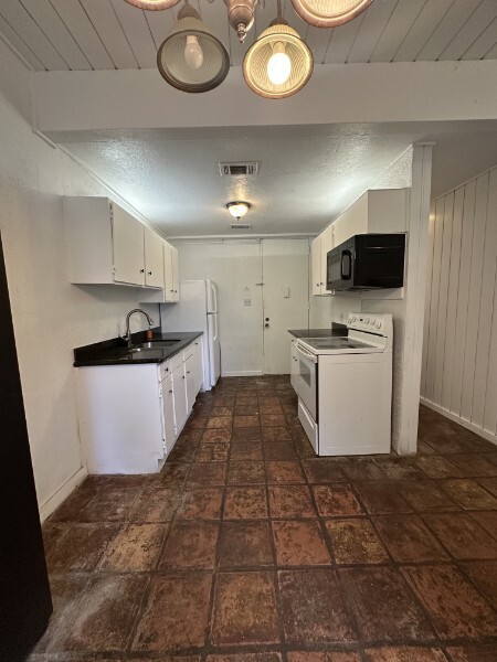 14 Lakeway Street Property Photo 4