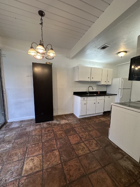 14 Lakeway Street Property Photo 5