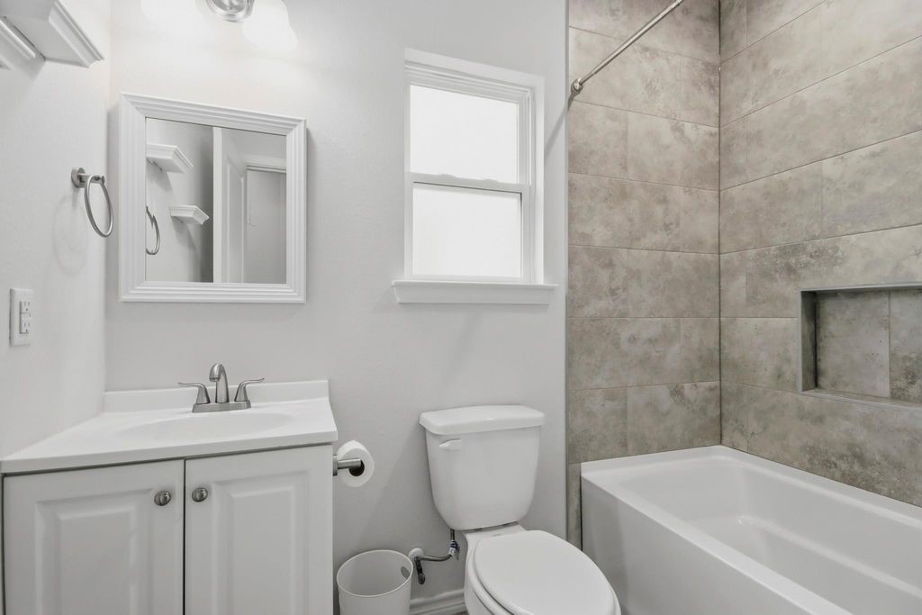 16902 Balmoral Property Photo 11