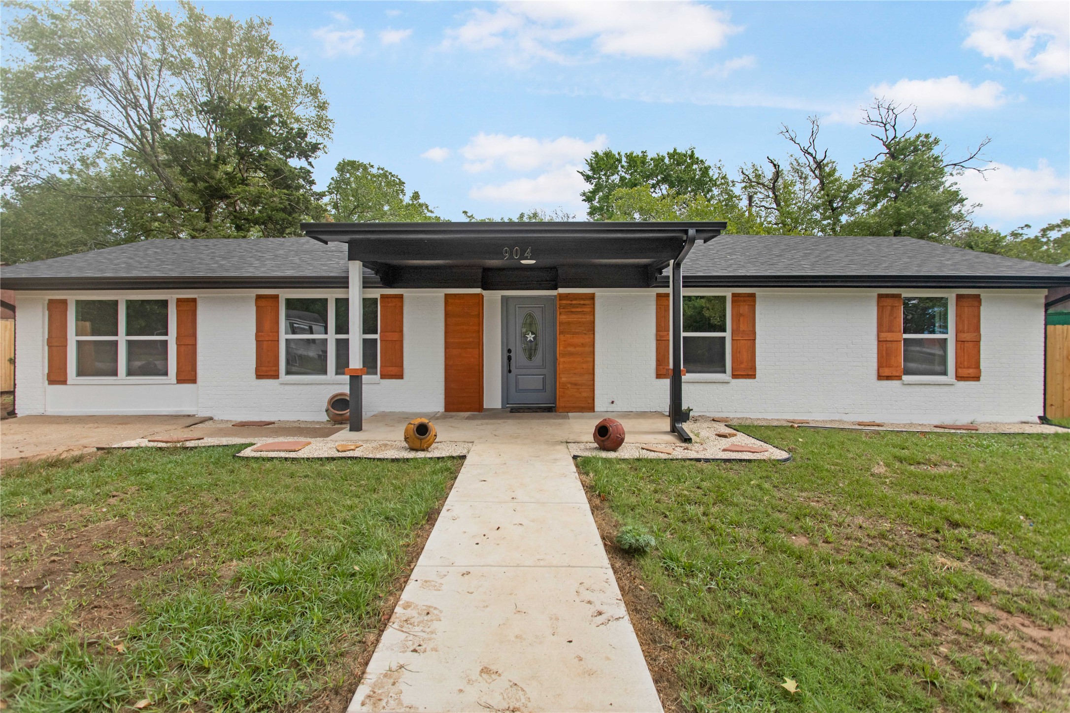 904 Westview Circle Property Photo 1