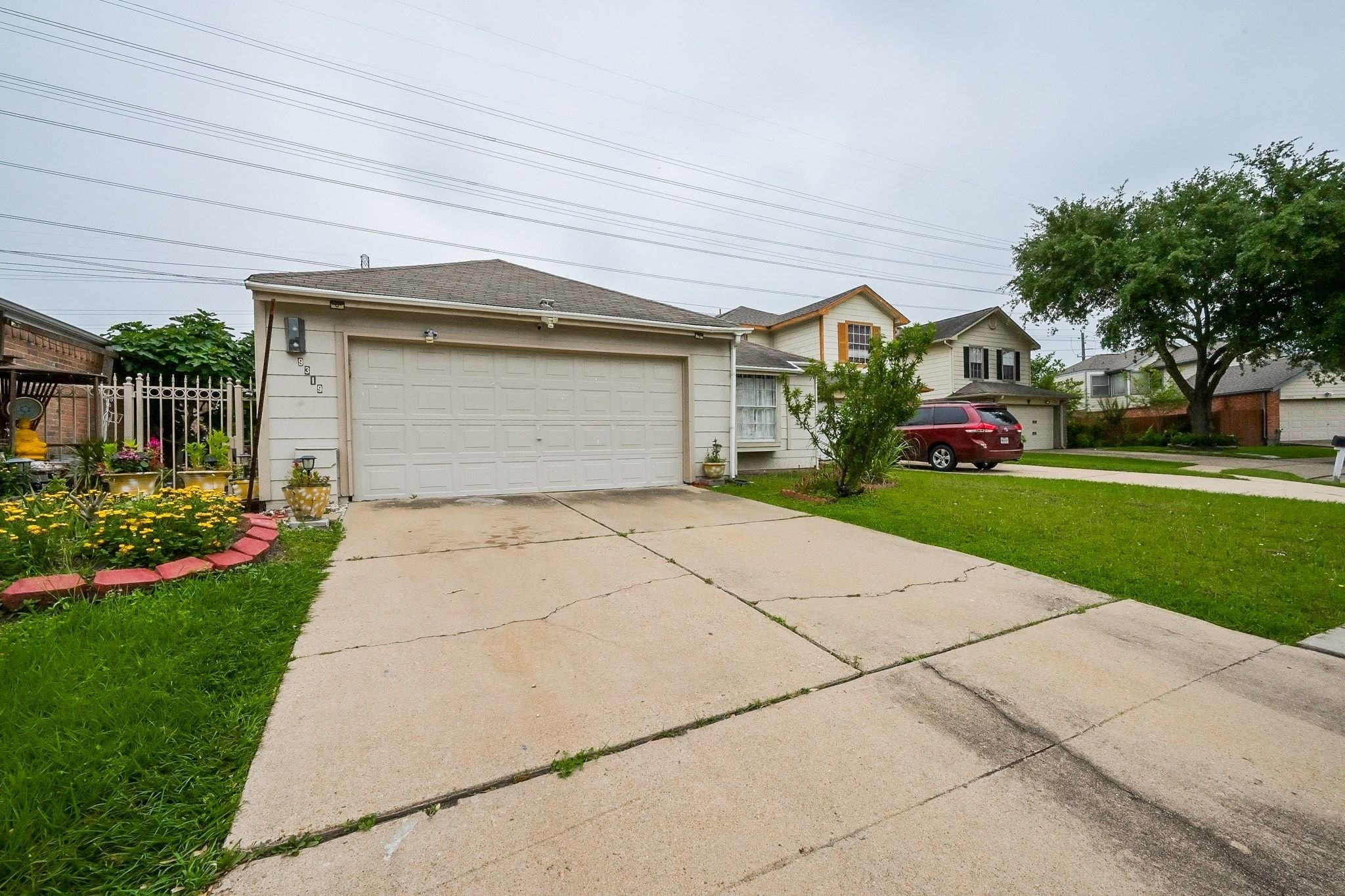9319 Belle Park Drive Property Photo 2
