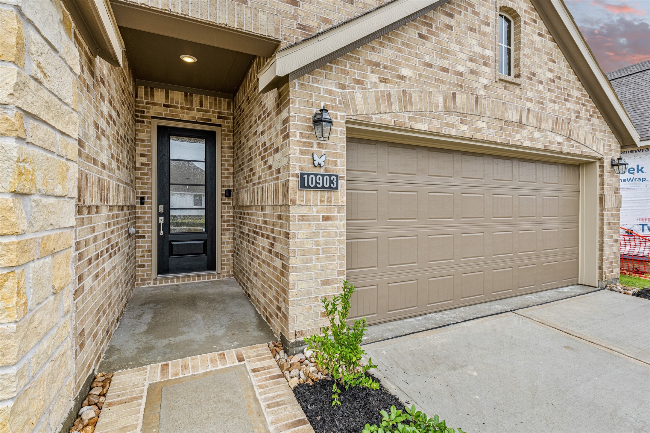 10903 Tropical Queen Lane Property Photo 5