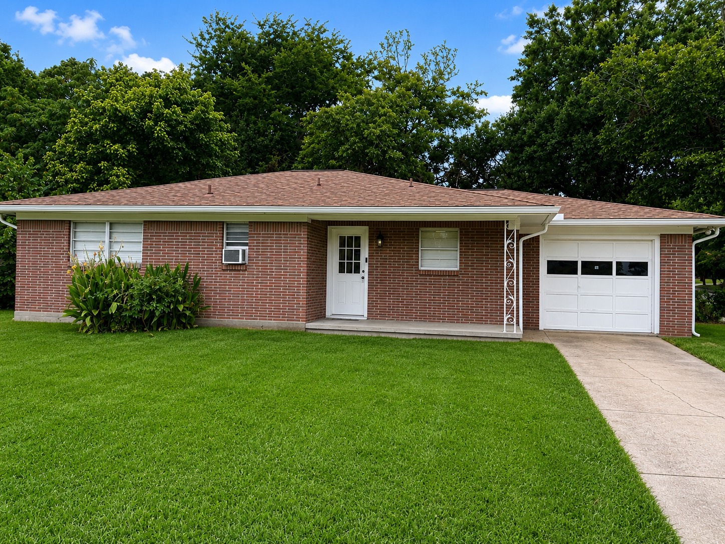 1004 Oak Drive Property Photo 1
