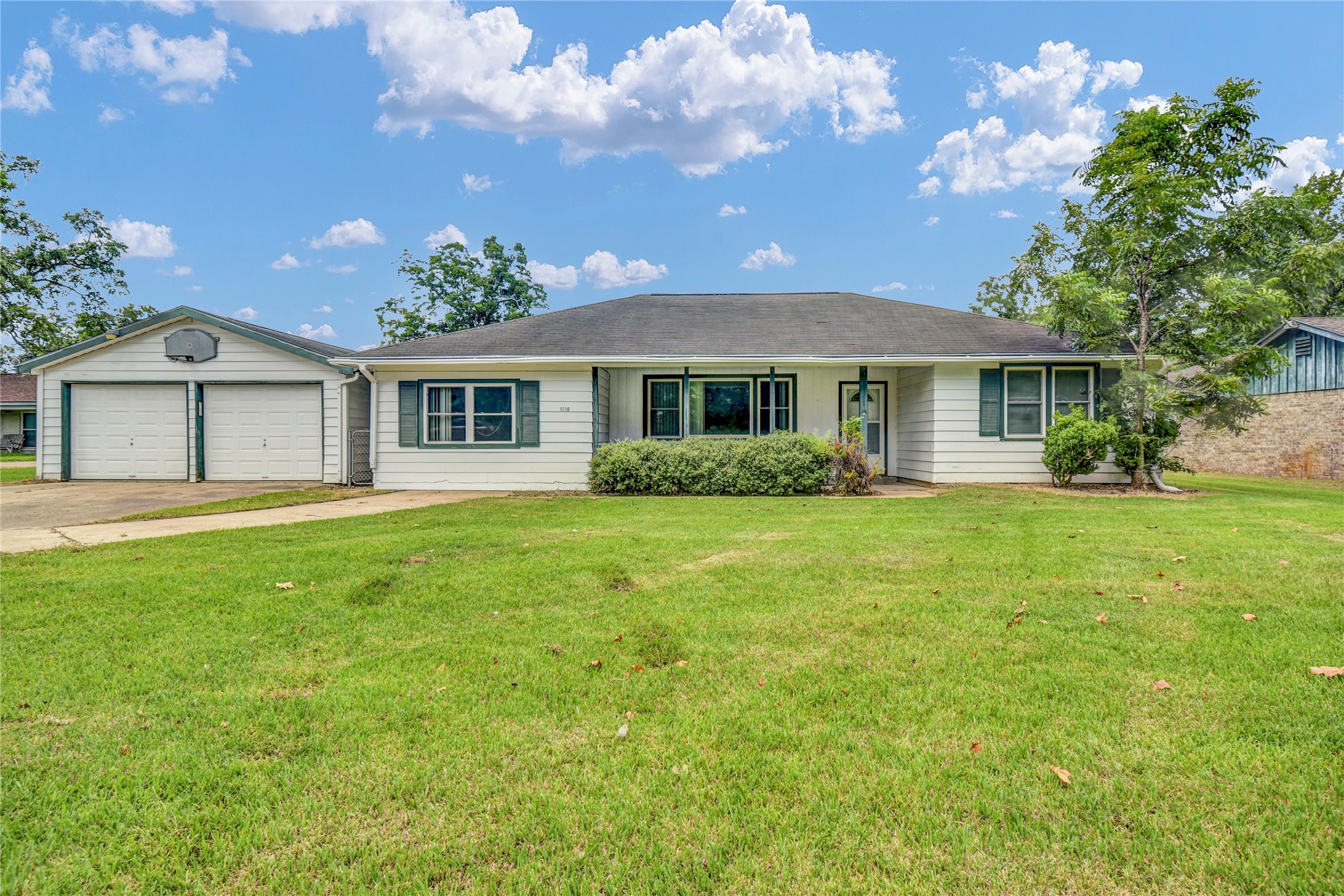 1710 Highway 332 W Property Photo 1