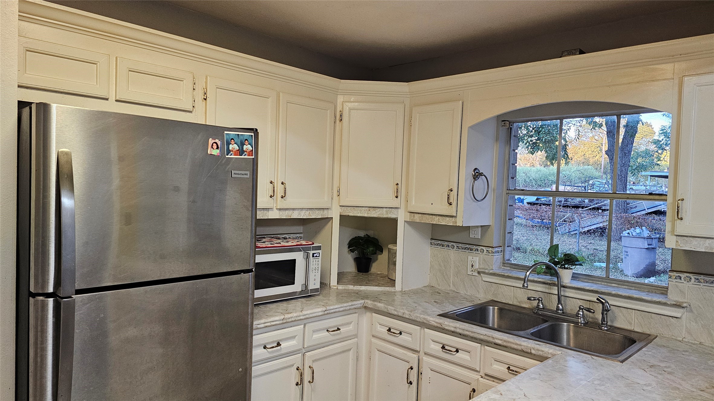 1525 Calvit Street Property Photo 5