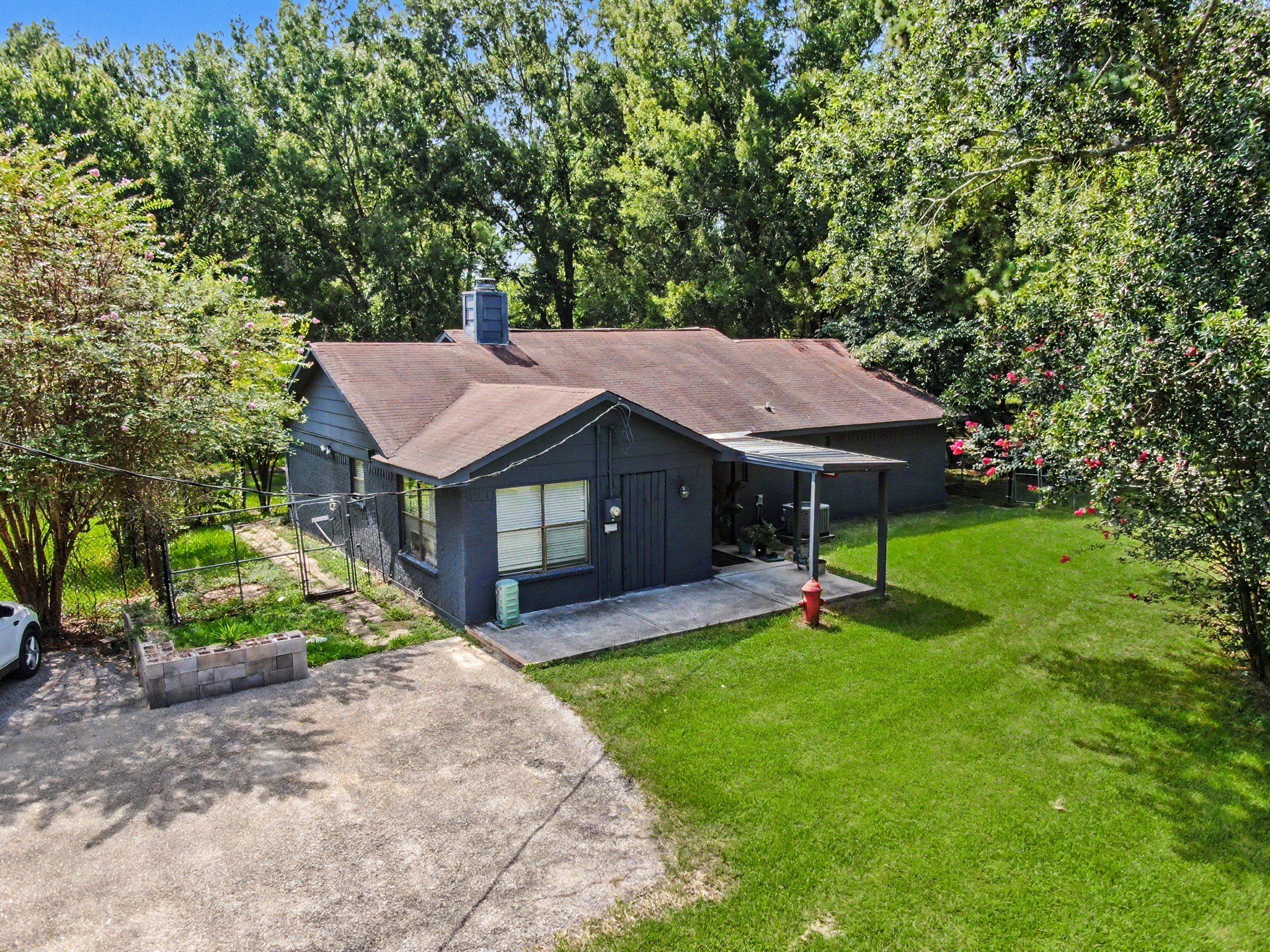 623 Lakeville Drive Property Photo 2