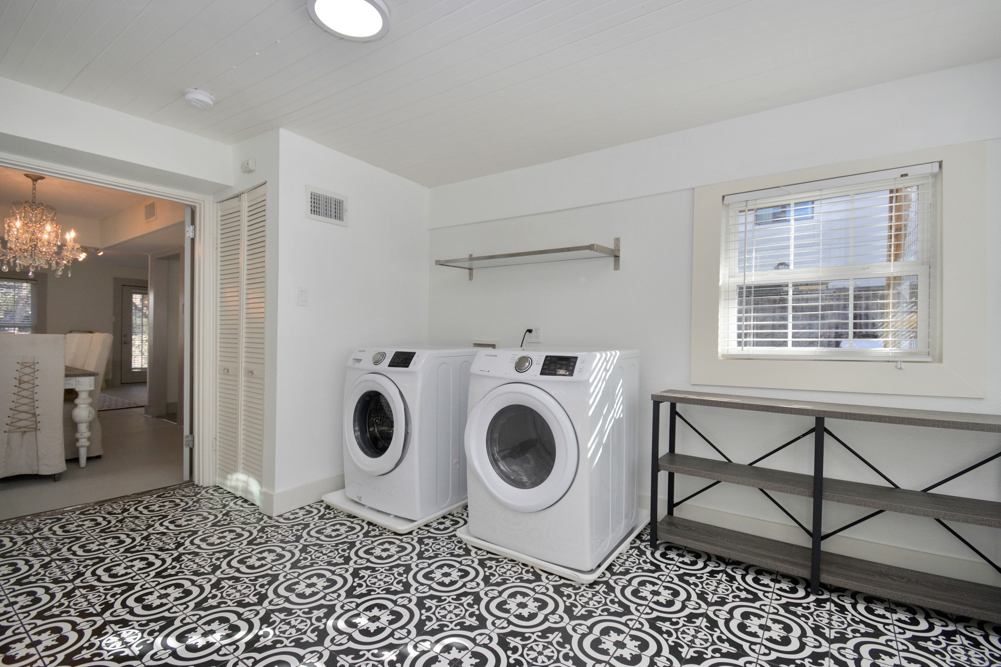 1911 Banks Street Property Photo 10