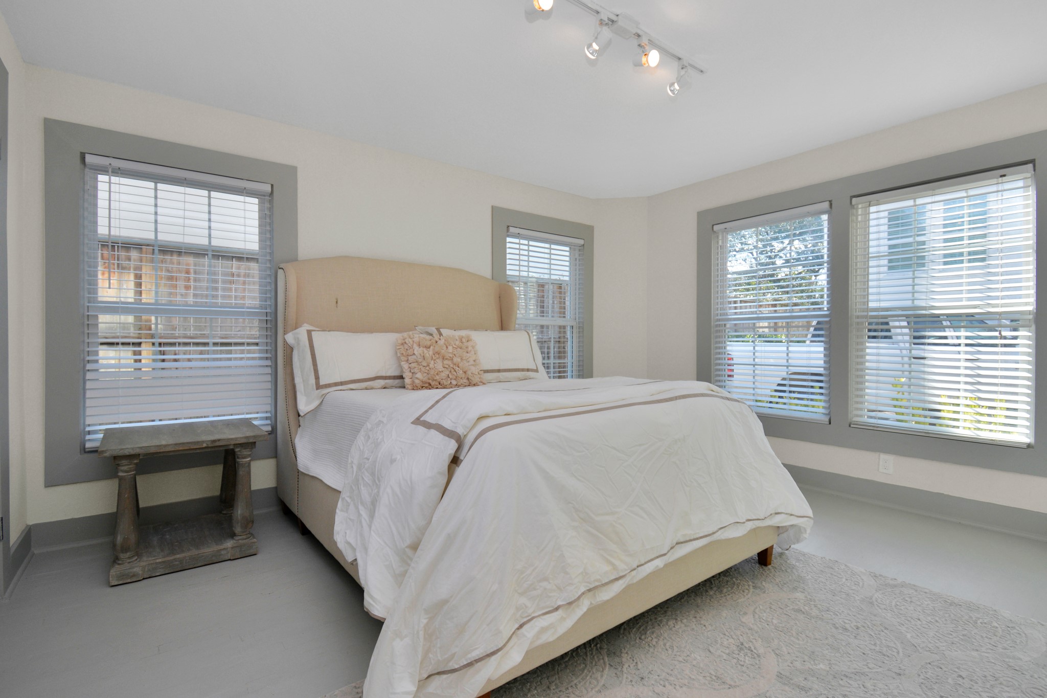 1911 Banks Street Property Photo 11