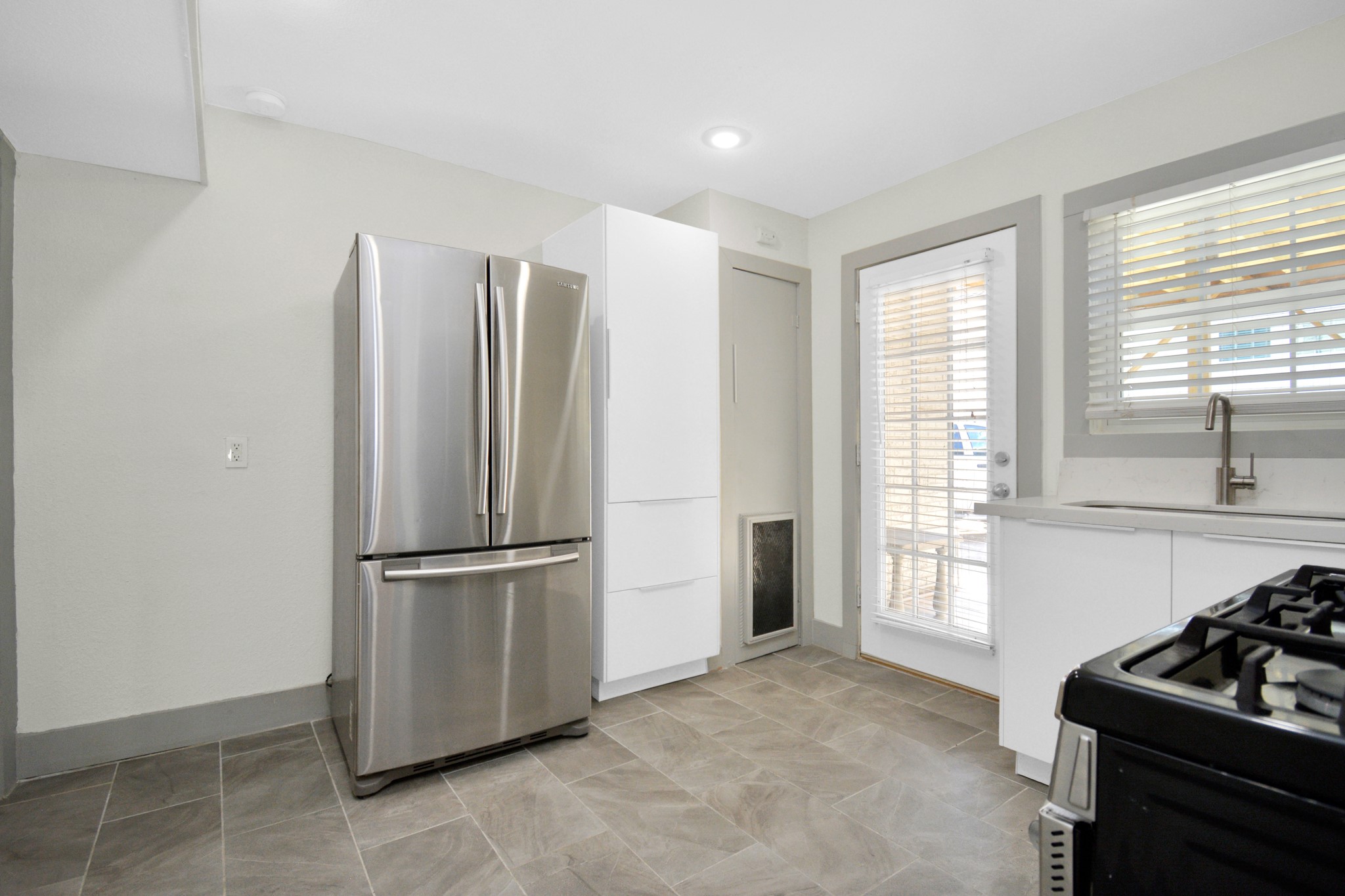 1911 Banks Street Property Photo 21