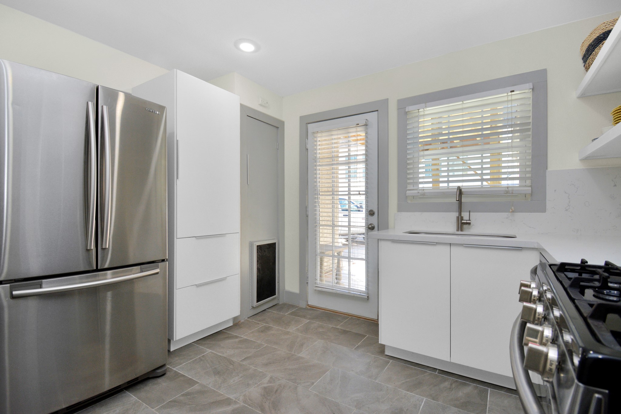 1911 Banks Street Property Photo 22