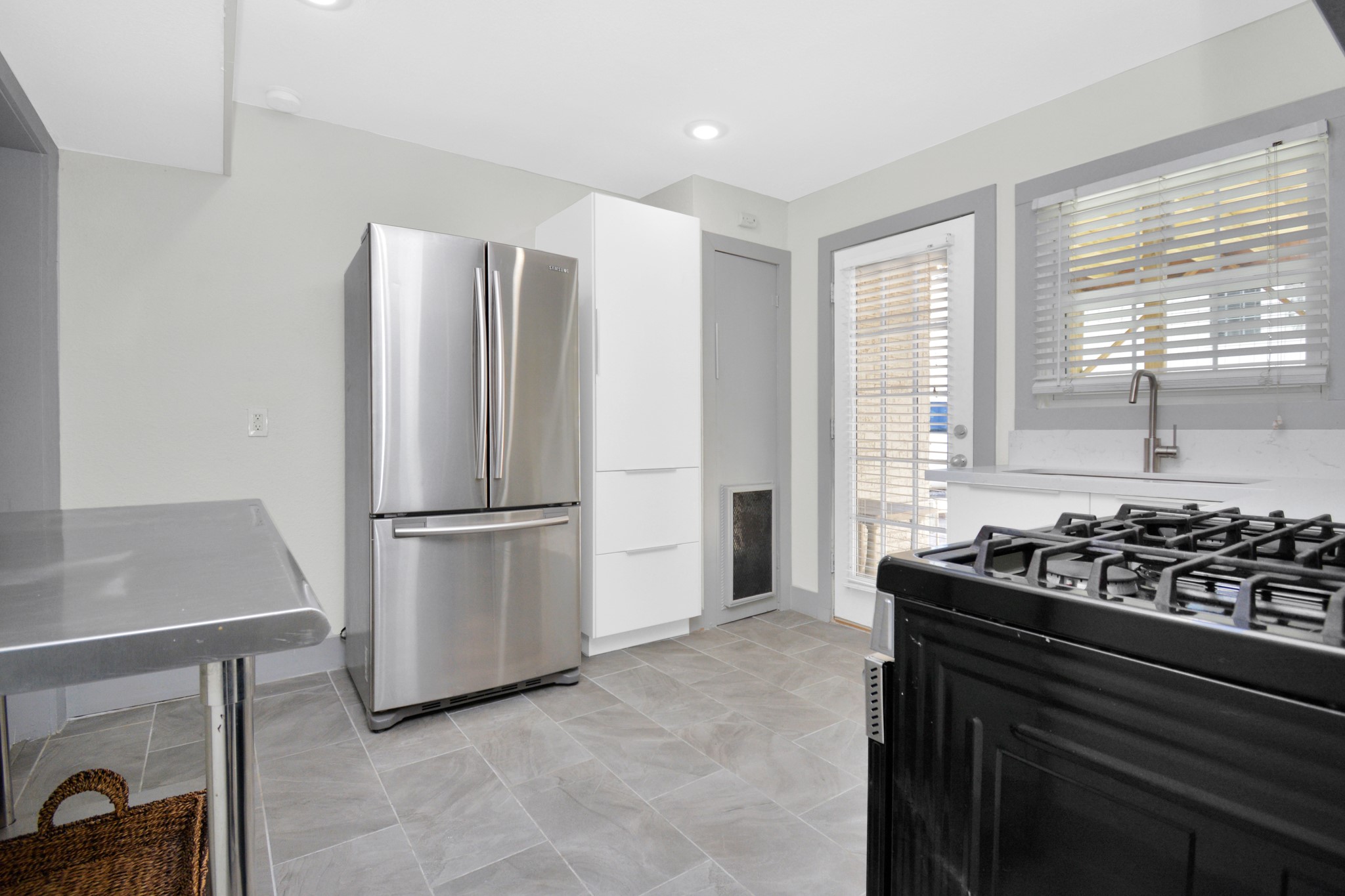 1911 Banks Street Property Photo 23