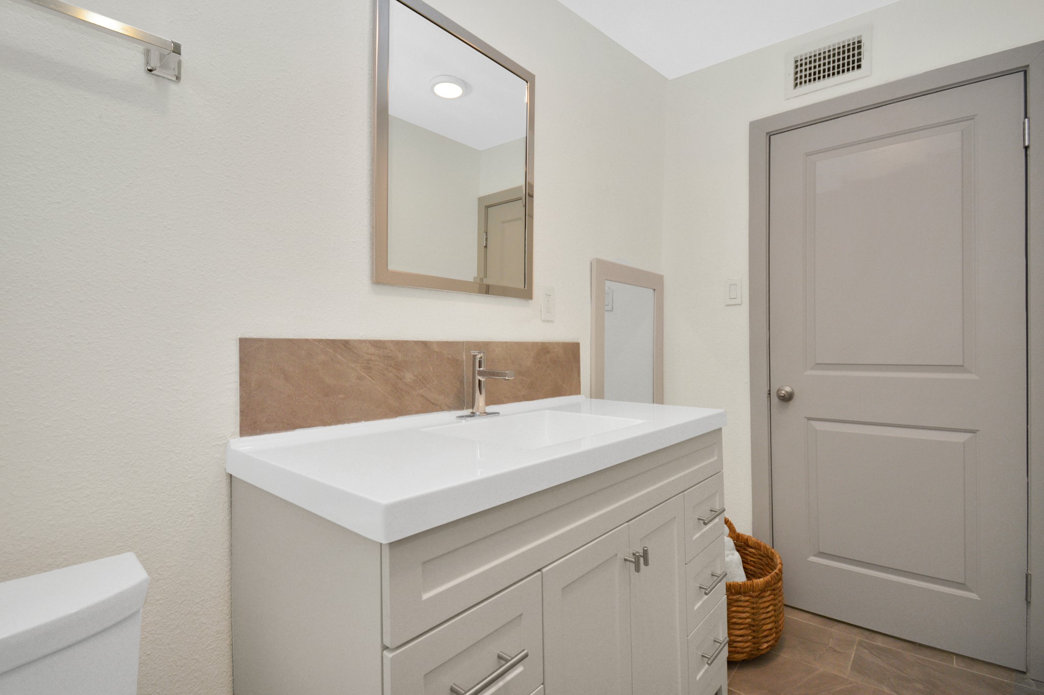 1911 Banks Street Property Photo 29