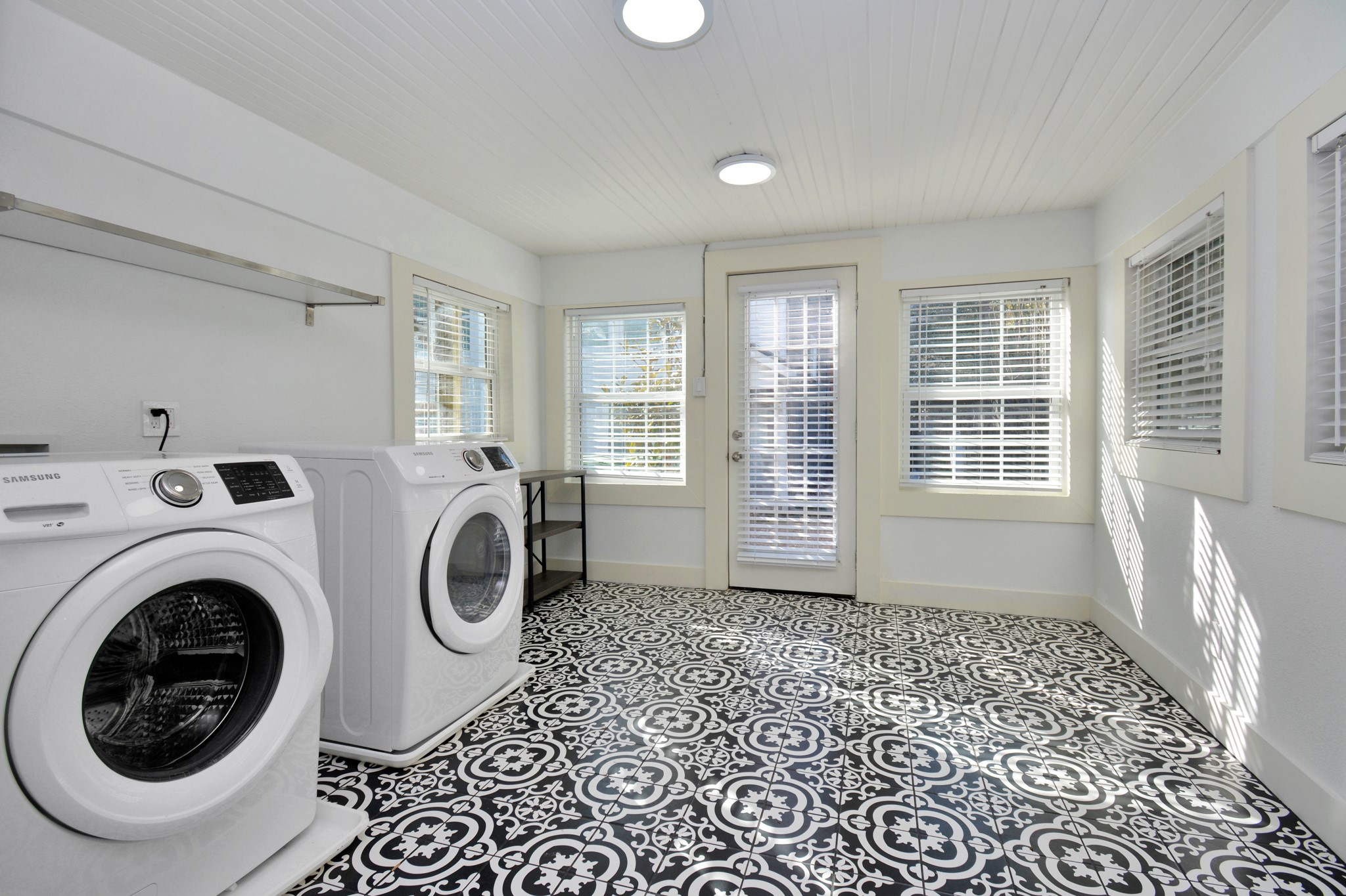 1911 Banks Street Property Photo 32