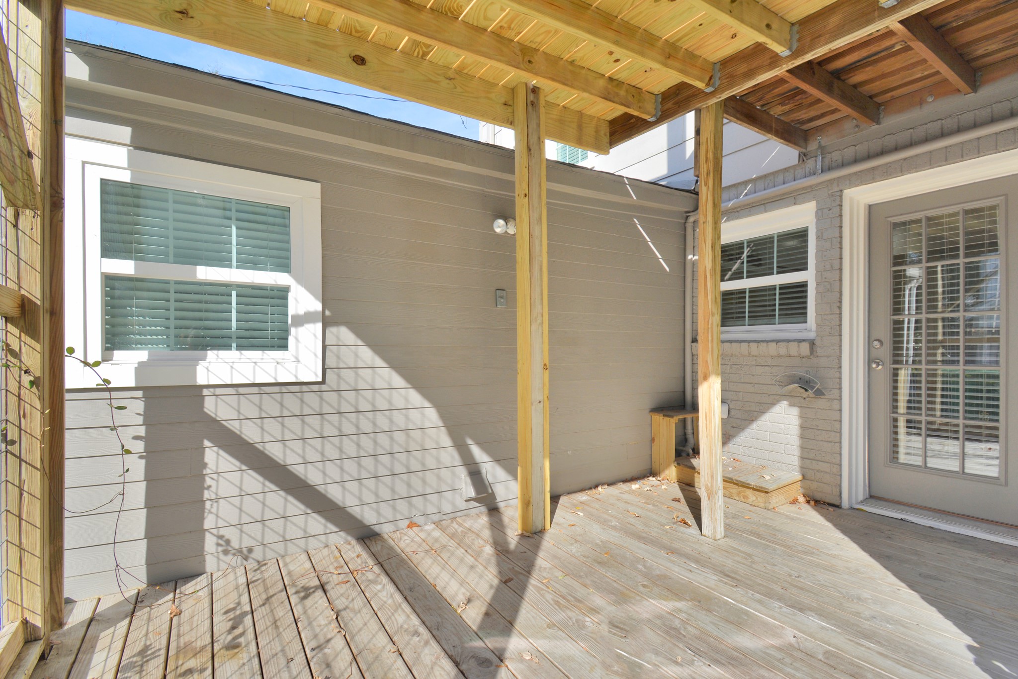 1911 Banks Street Property Photo 33