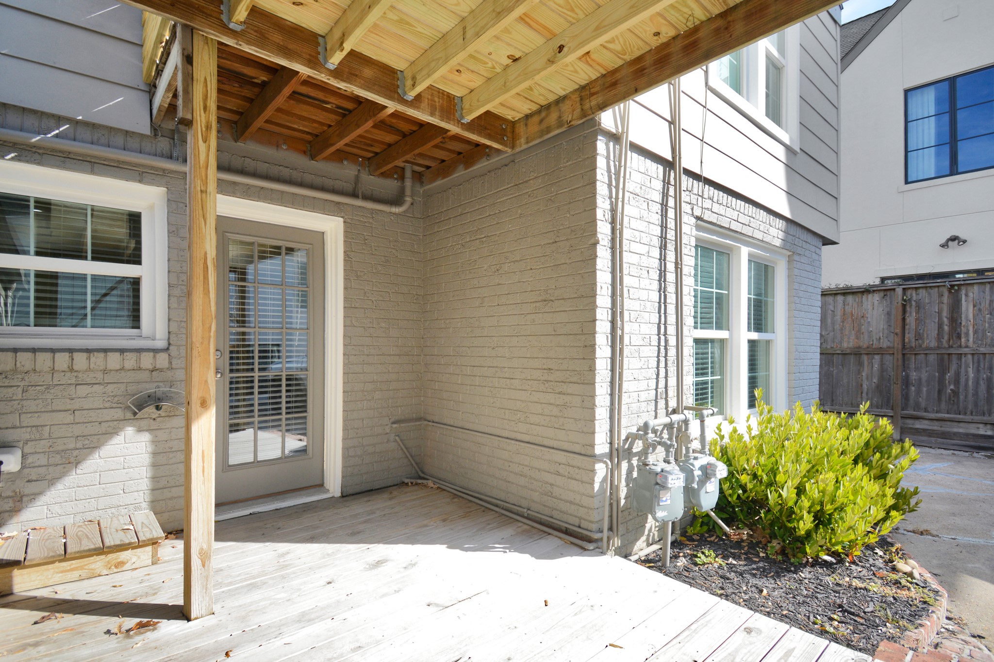 1911 Banks Street Property Photo 34