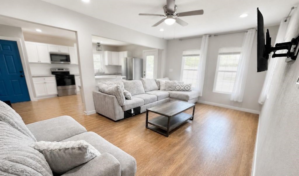 515 E Prairie Avenue Property Photo 3