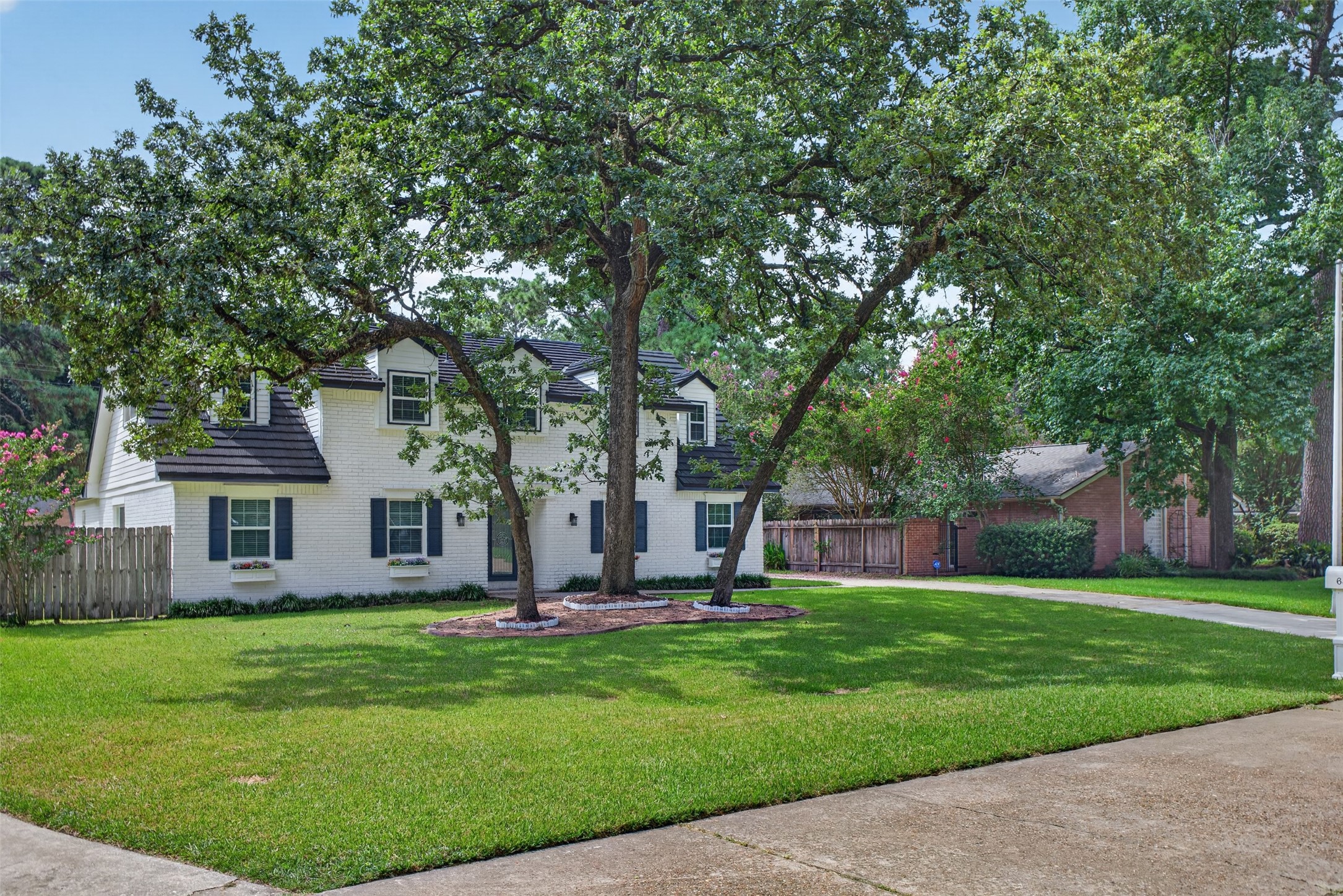6527 Apple Valley Lane Property Photo 4