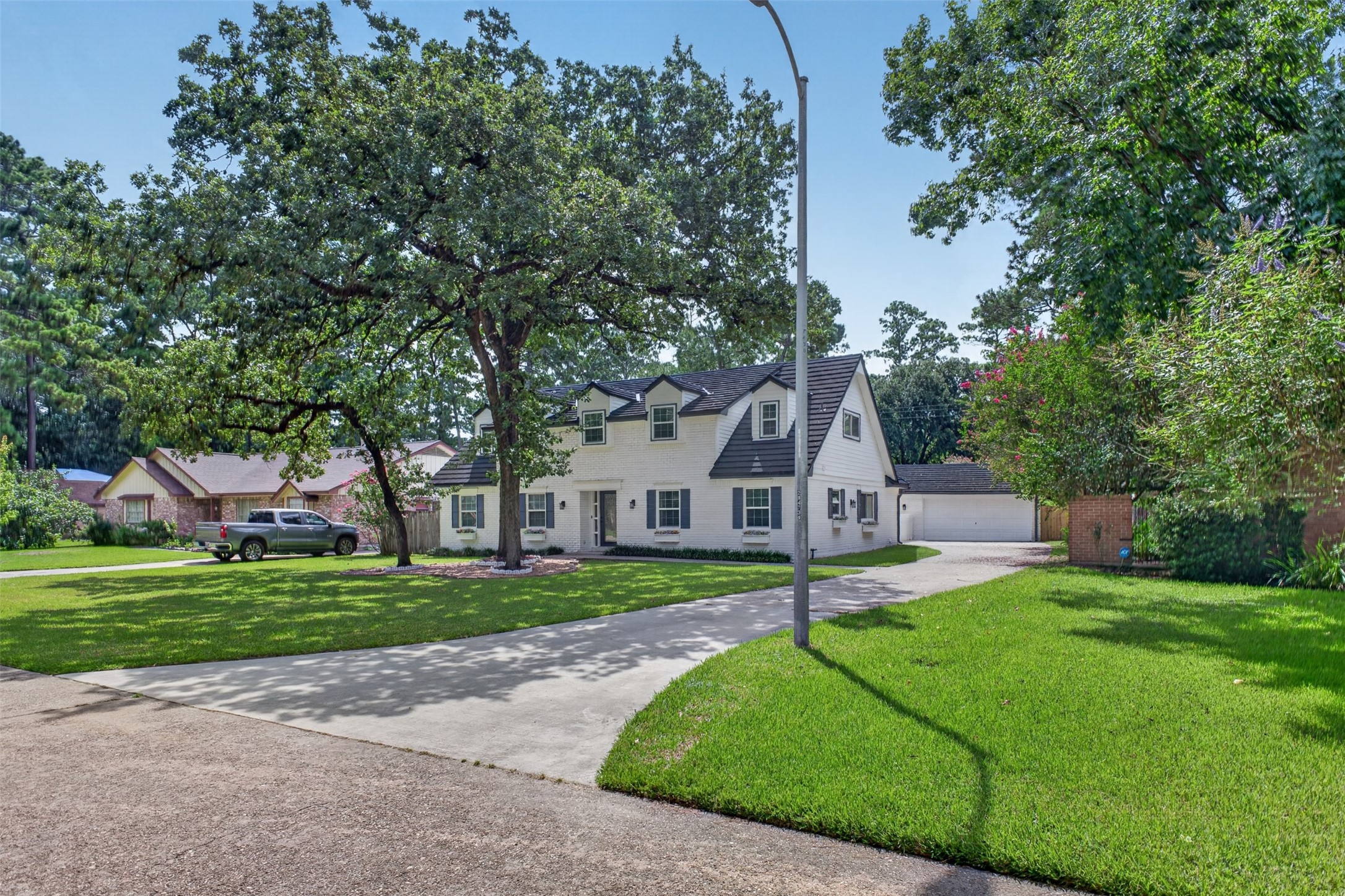 6527 Apple Valley Lane Property Photo 5