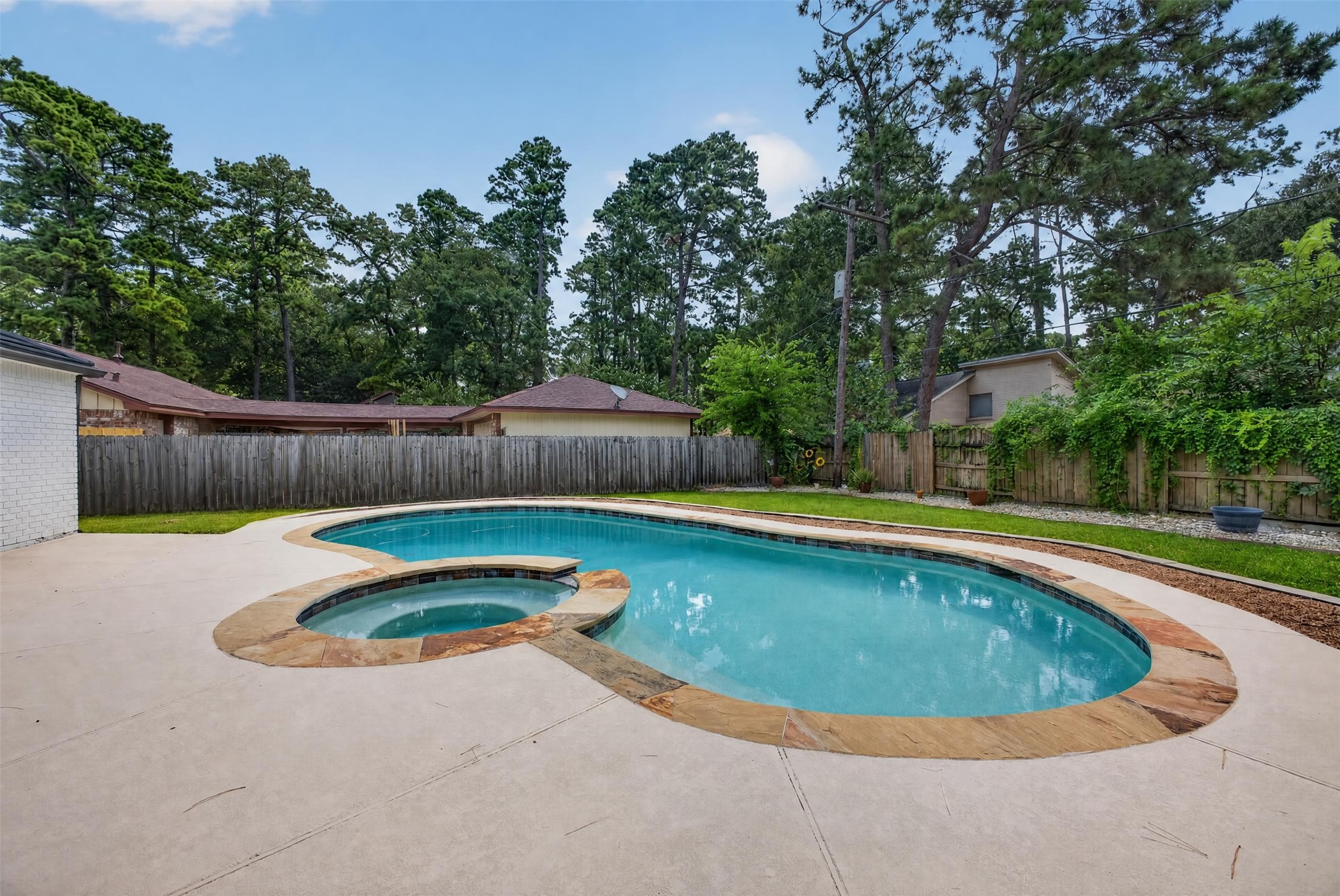 6527 Apple Valley Lane Property Photo 9