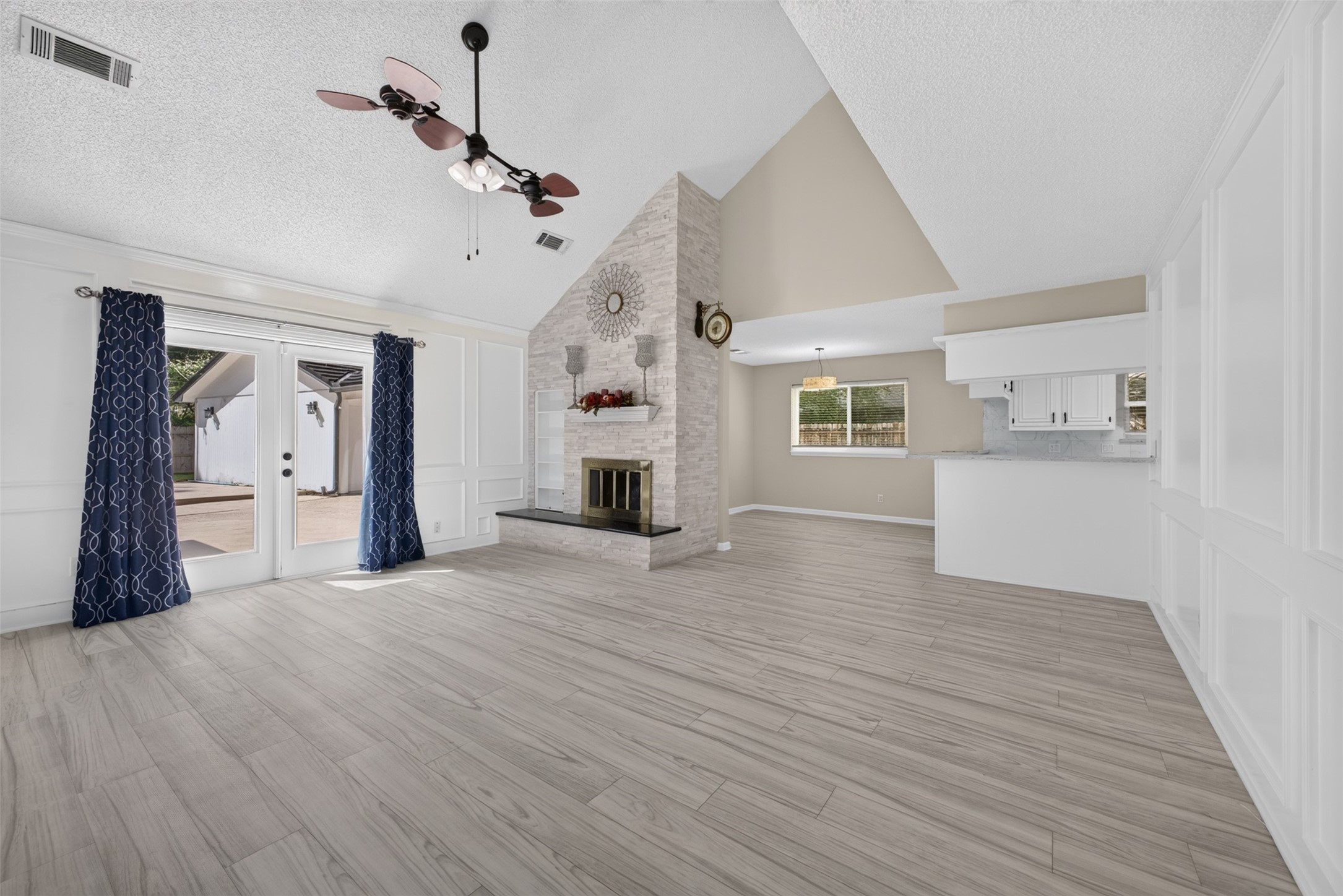 6527 Apple Valley Lane Property Photo 11