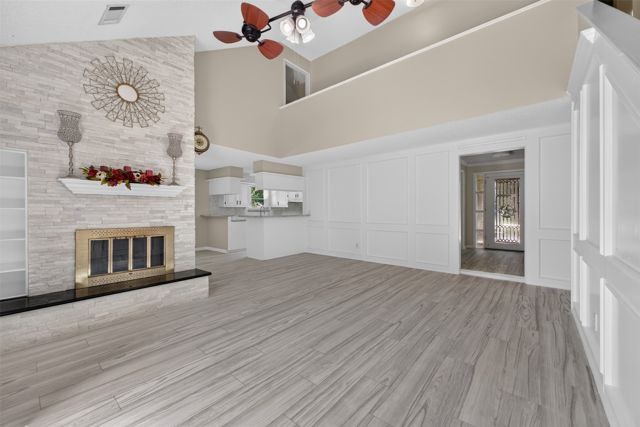 6527 Apple Valley Lane Property Photo 12