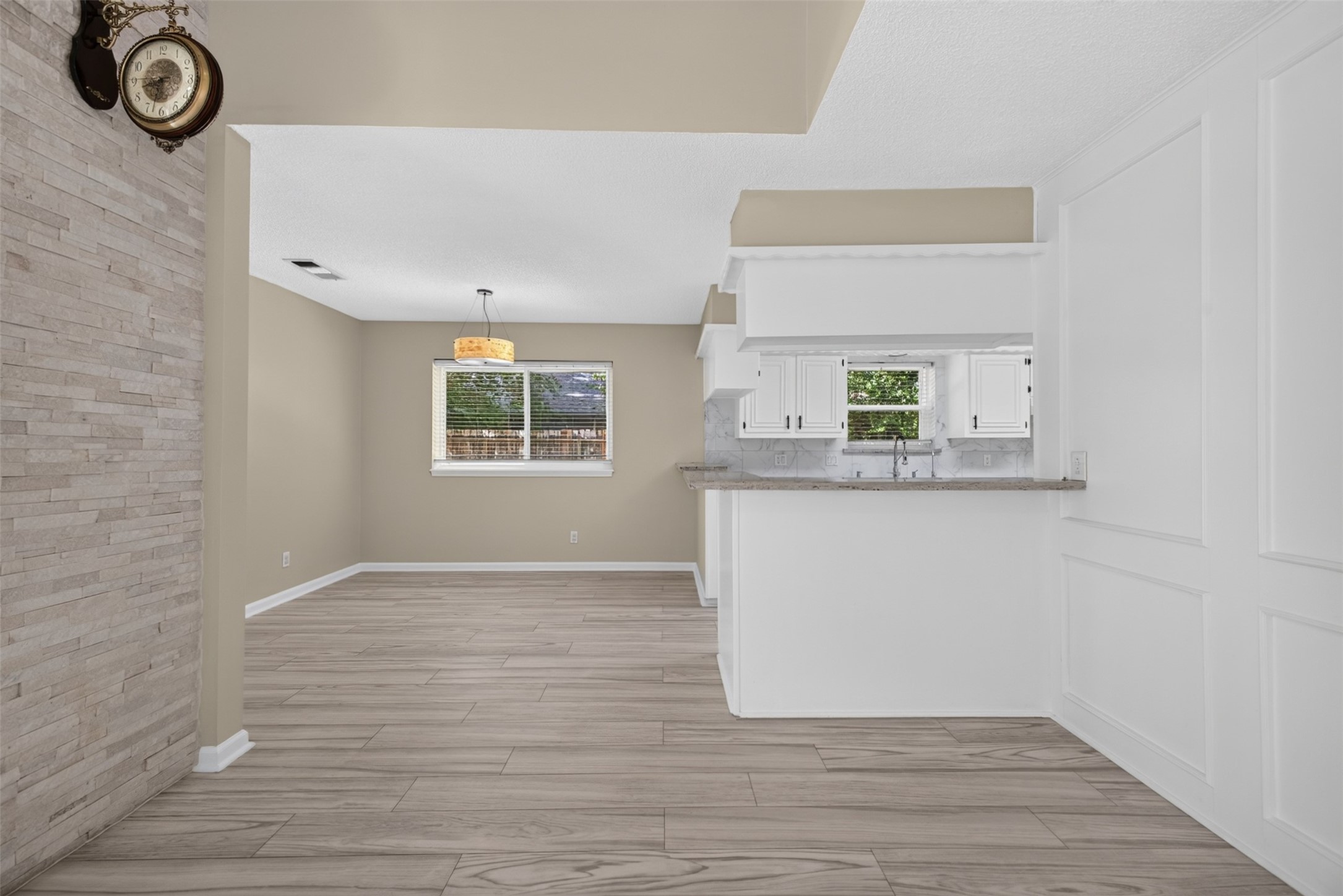 6527 Apple Valley Lane Property Photo 25