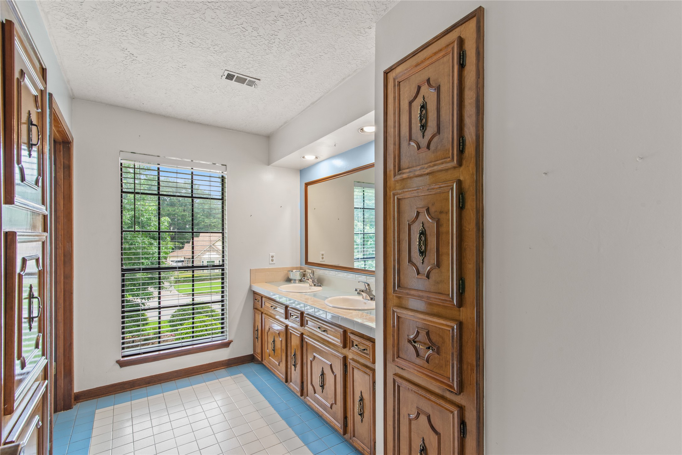 319 S Rivershire Drive Property Photo 31