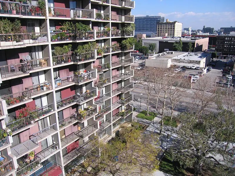 255 S Hill St Property Photo 3