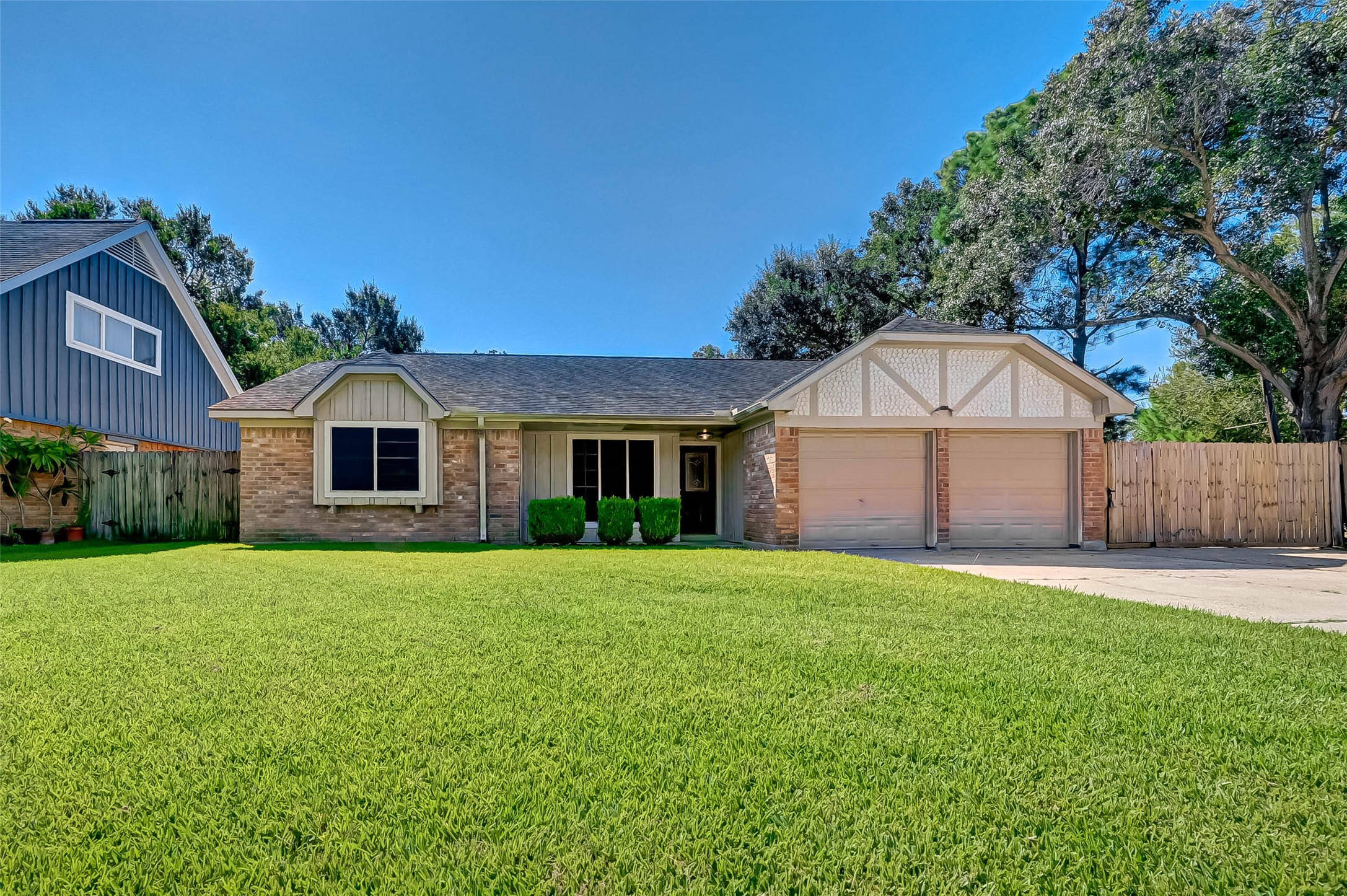 1406 Pinecroft Drive Property Photo 2