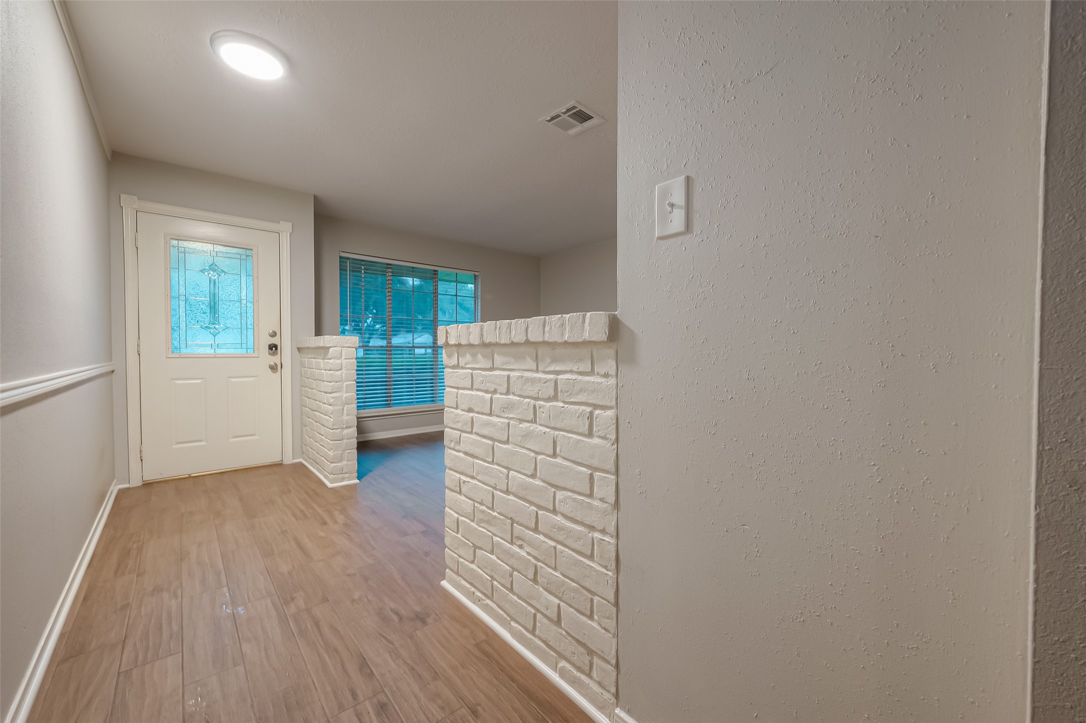 1406 Pinecroft Drive Property Photo 4