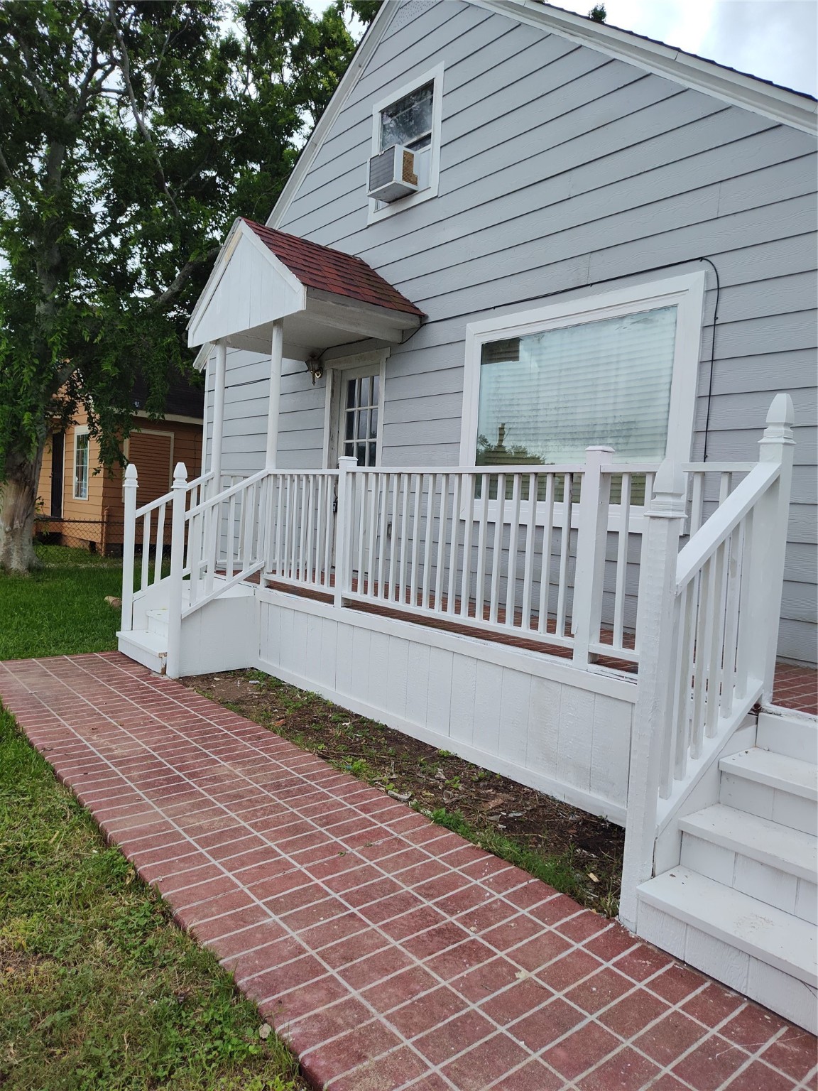 527 W 6th Street Property Photo 1