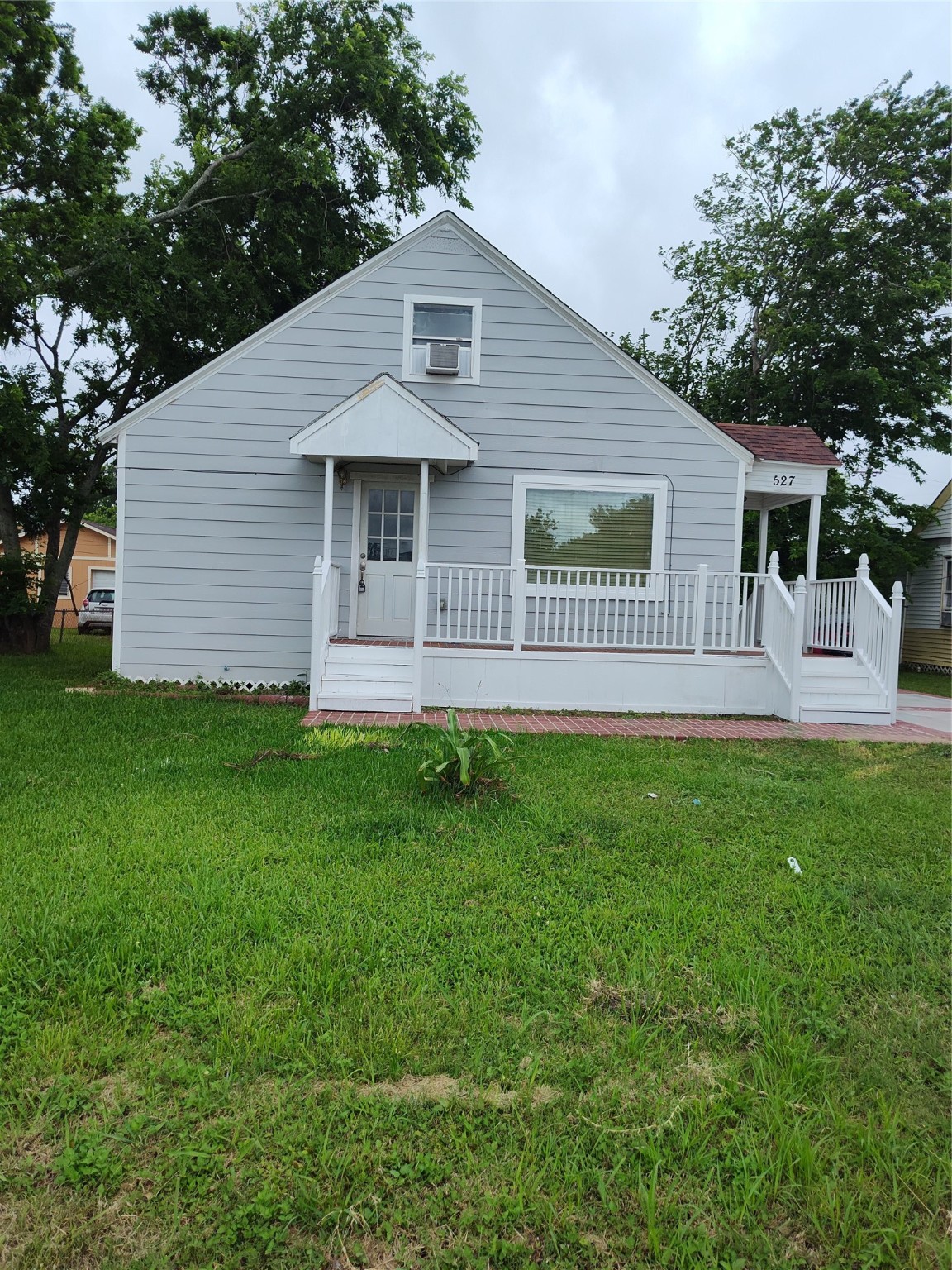 527 W 6th Street Property Photo 3