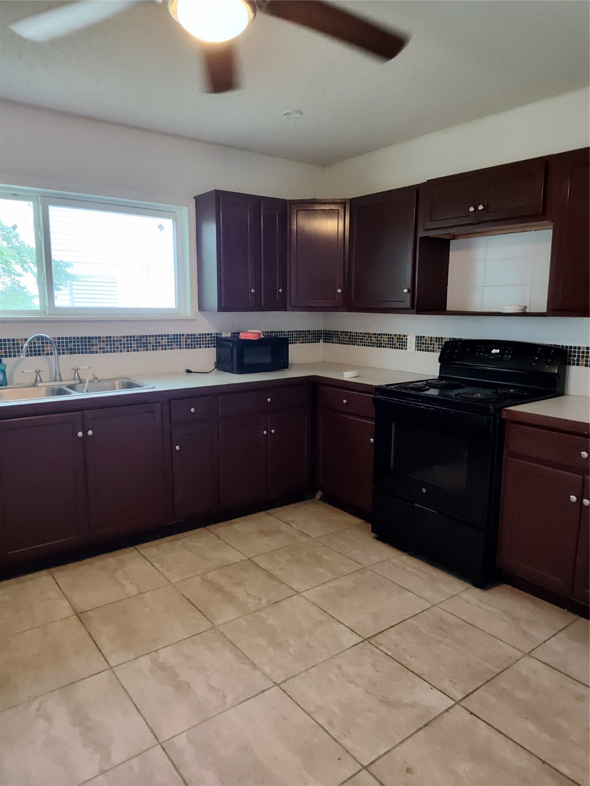 527 W 6th Street Property Photo 6